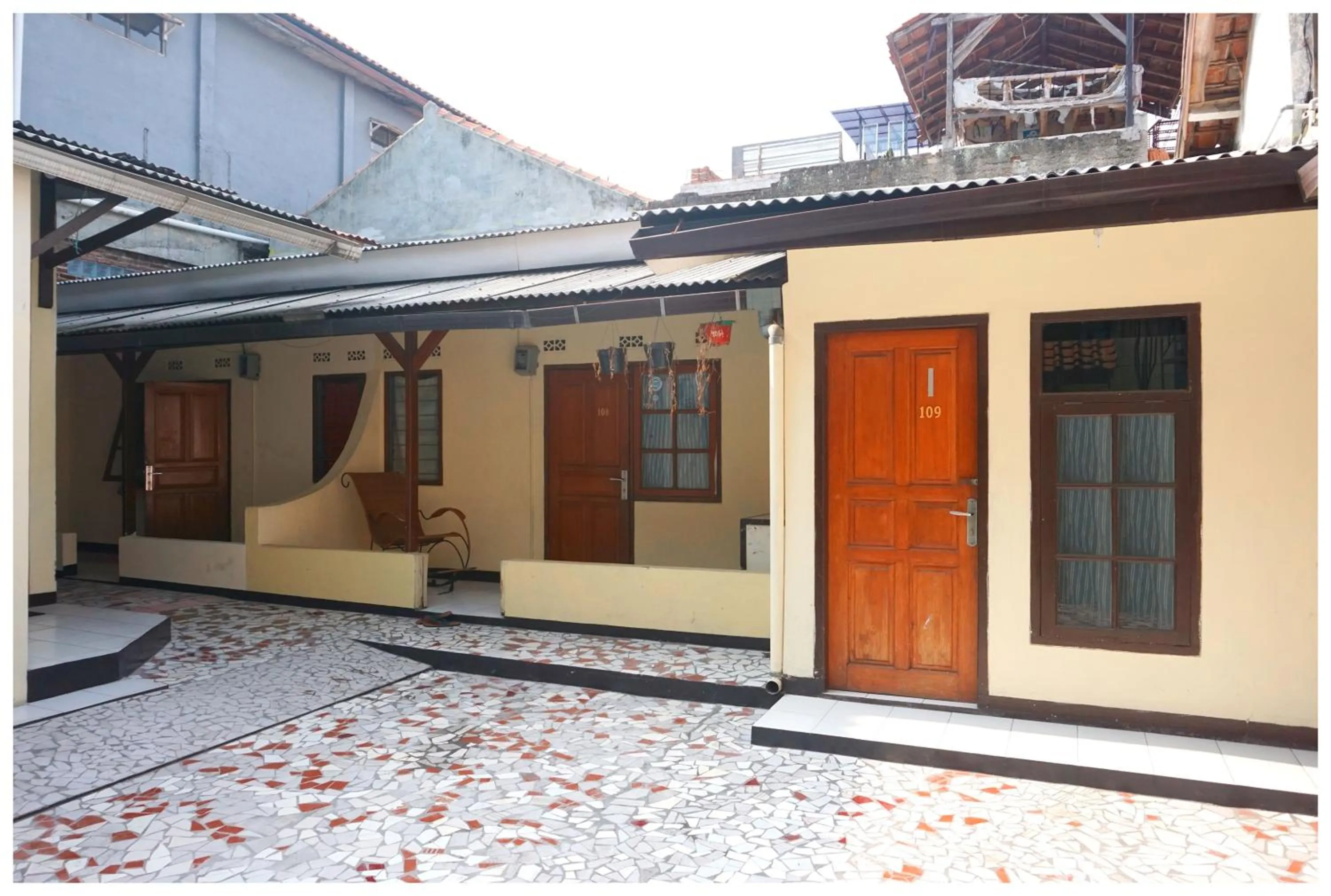 Day in Budi House & Food Station