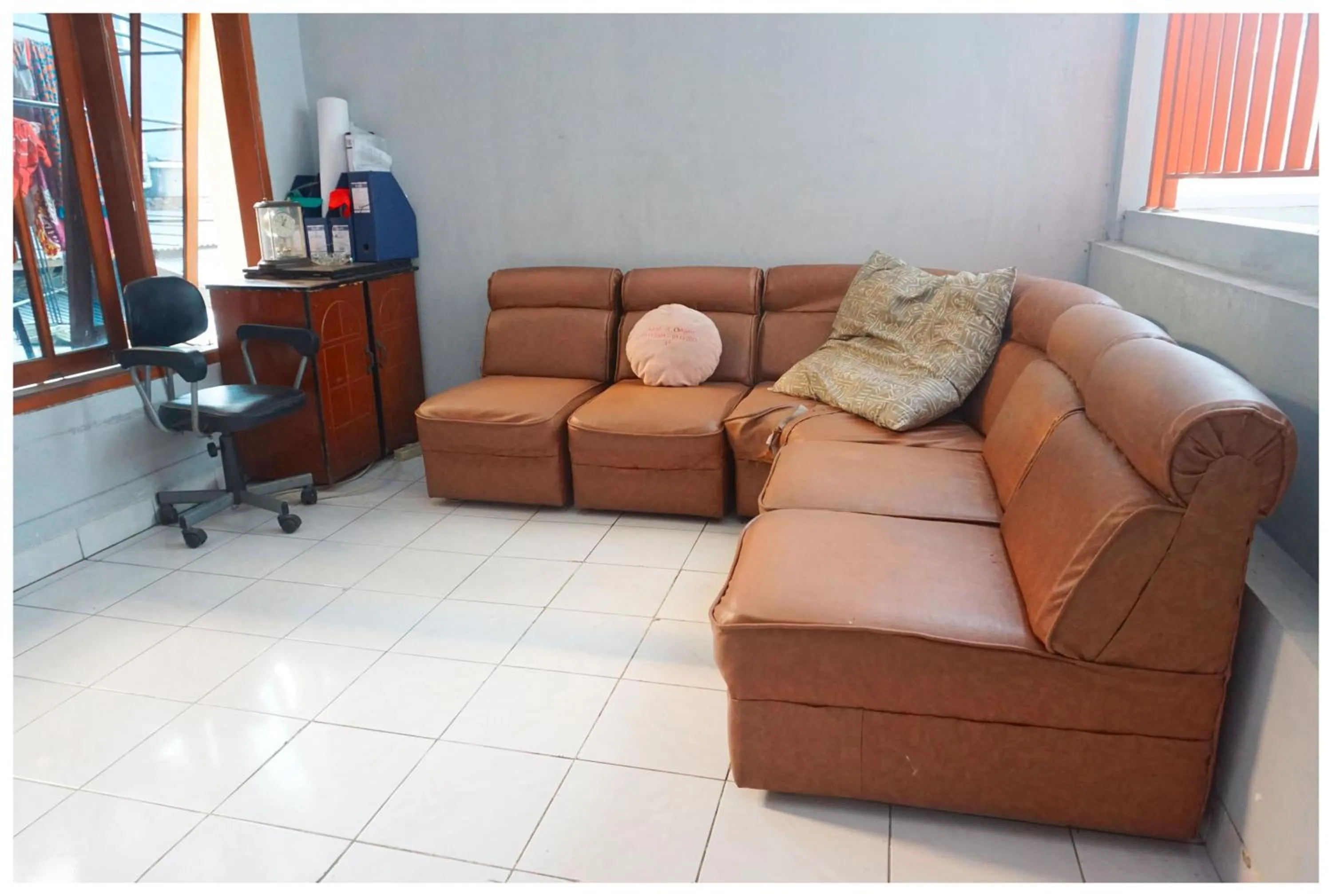 Communal lounge/ TV room in Budi House & Food Station