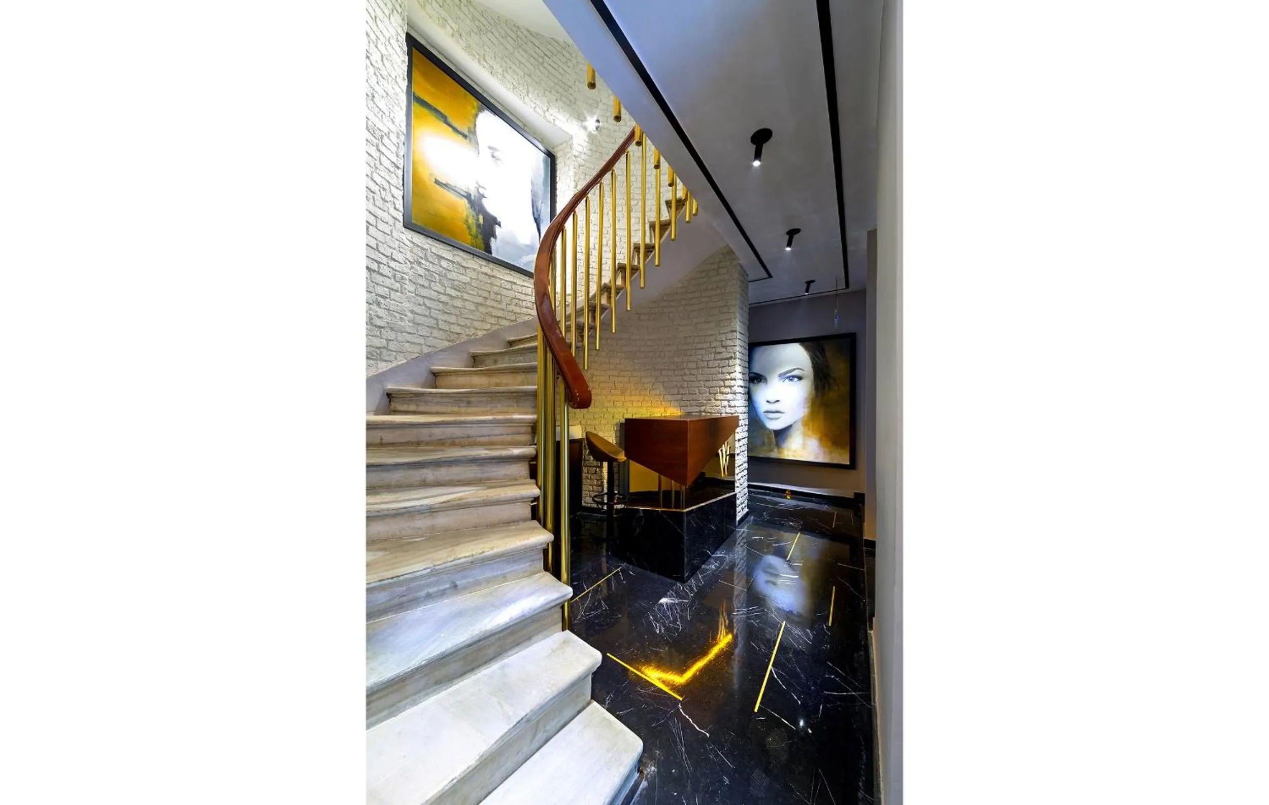 Communal lounge/ TV room in Walton Hotels Galata