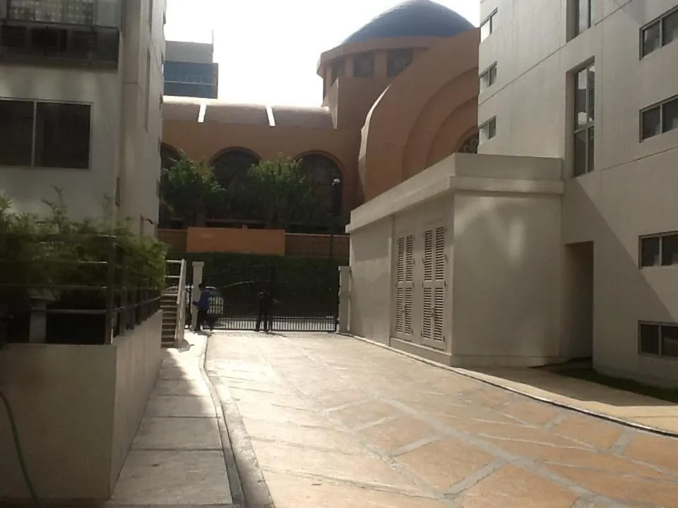 Neighbourhood in Palm Tree Genlex Condo