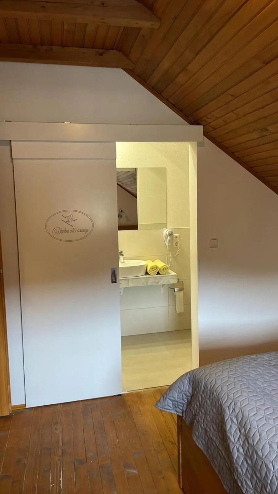 Bathroom, Bed in Alpha Ski Apartmani