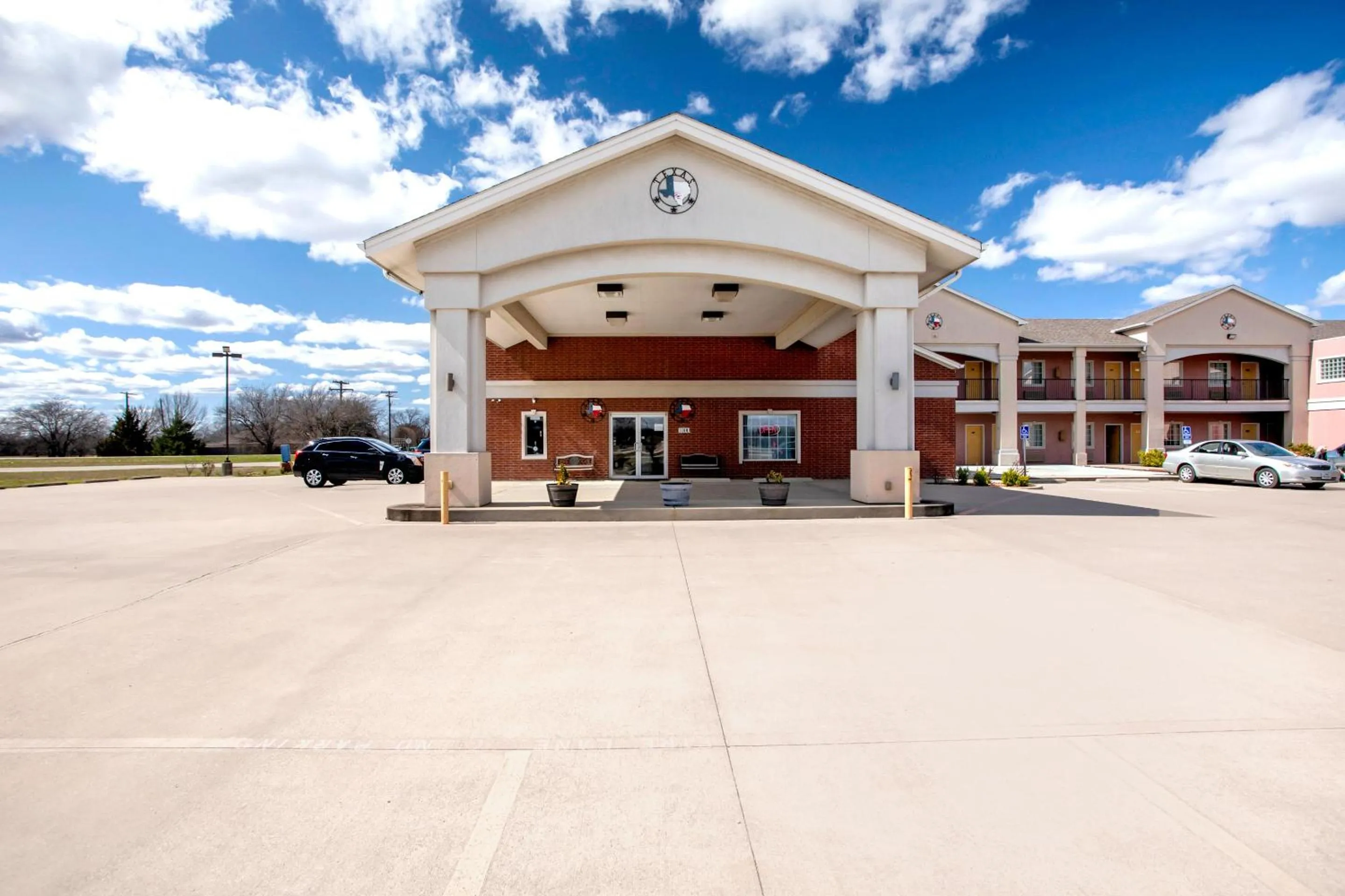 Facade/entrance in OYO Hotel Valley View TX, I-35