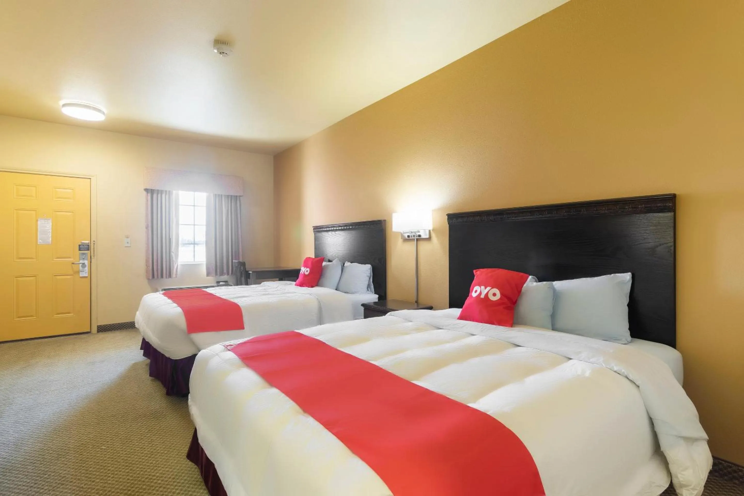 Bedroom, Bed in OYO Hotel Valley View TX, I-35