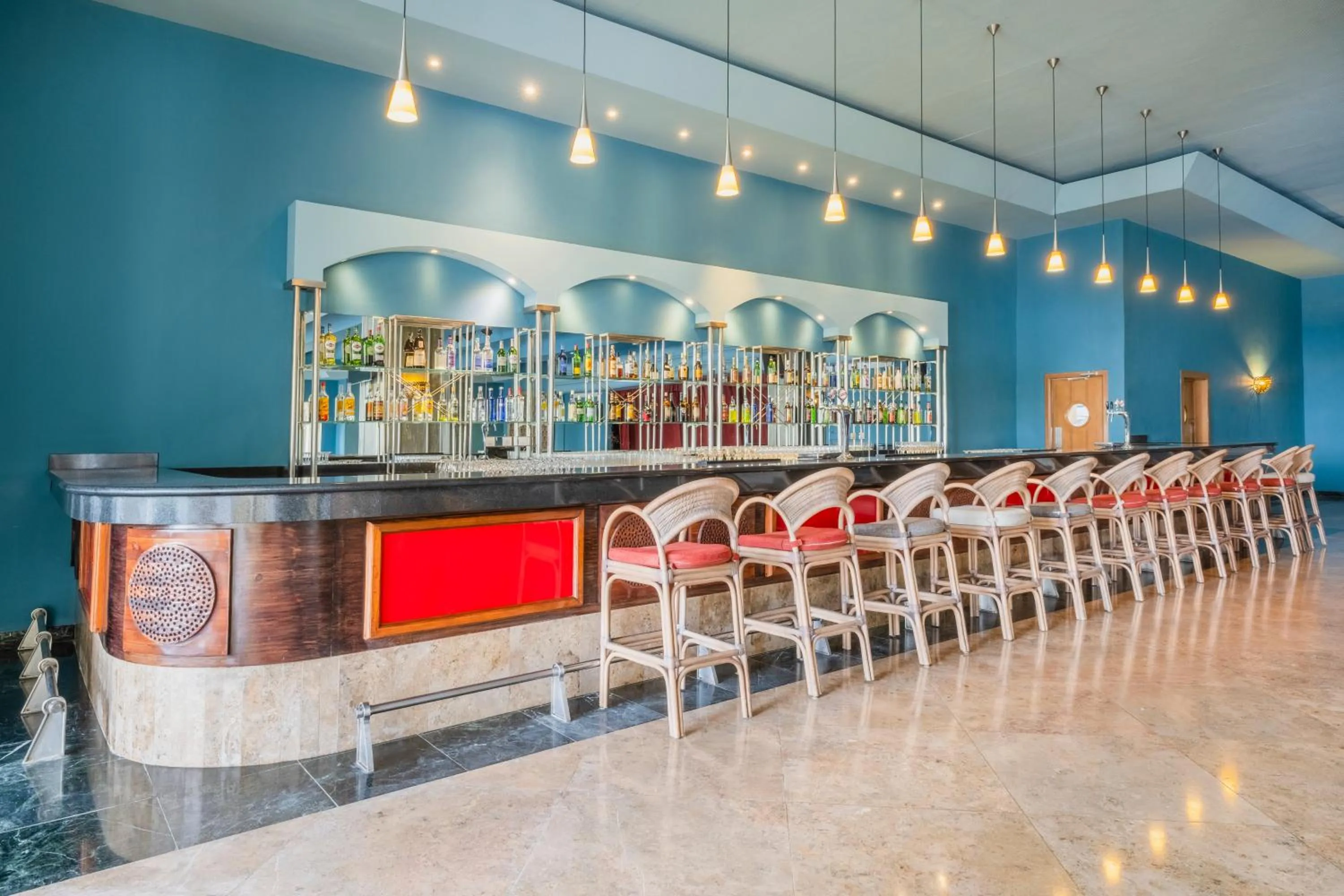 Lounge or bar in Iberostar Waves Rose Hall Beach - All Inclusive