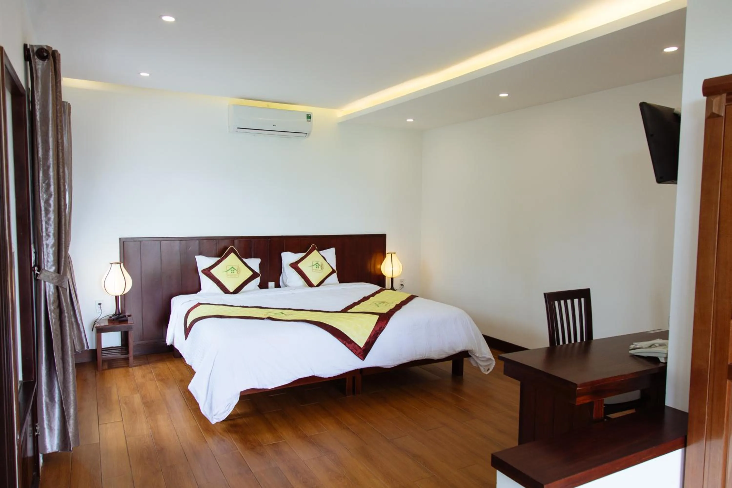 Photo of the whole room, Bed in Hoi An Golden Rice Villa