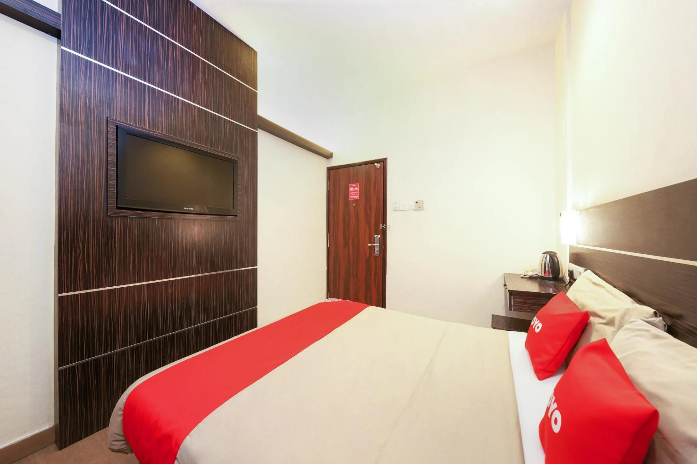 Bedroom, TV/Entertainment Center in OYO 108 Golden Palace Hotel