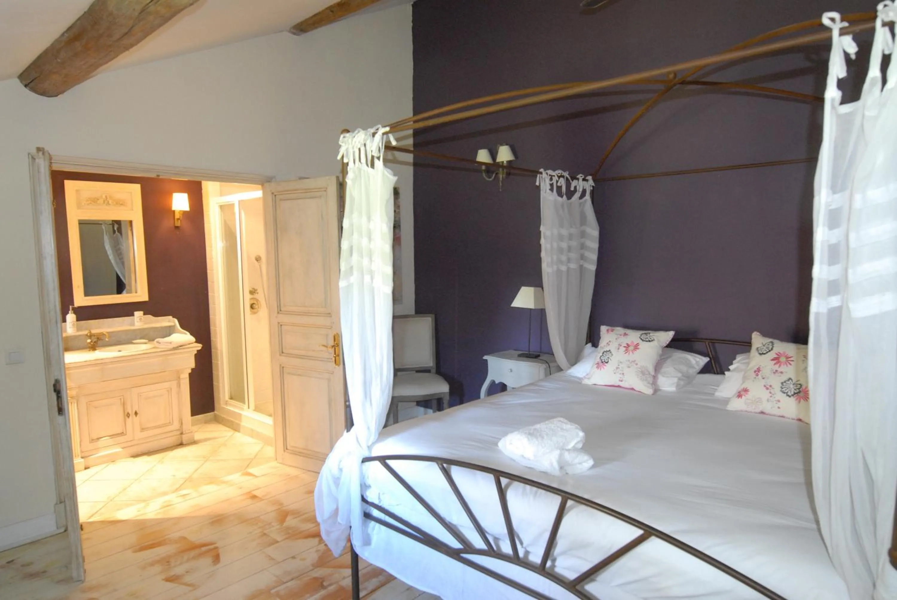 Bedroom, Bed in Clos De La Fontaine