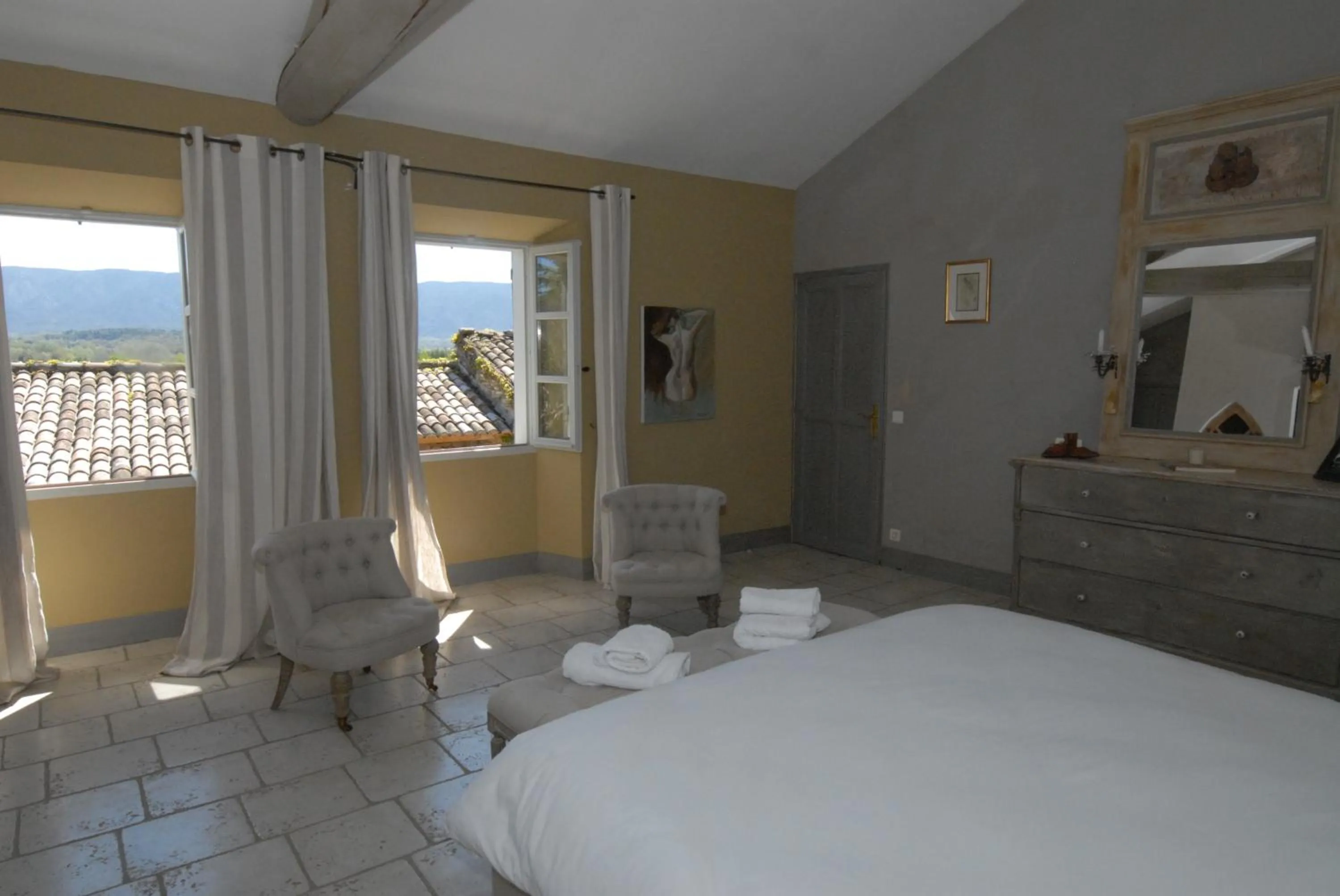 Photo of the whole room, Bed in Clos De La Fontaine