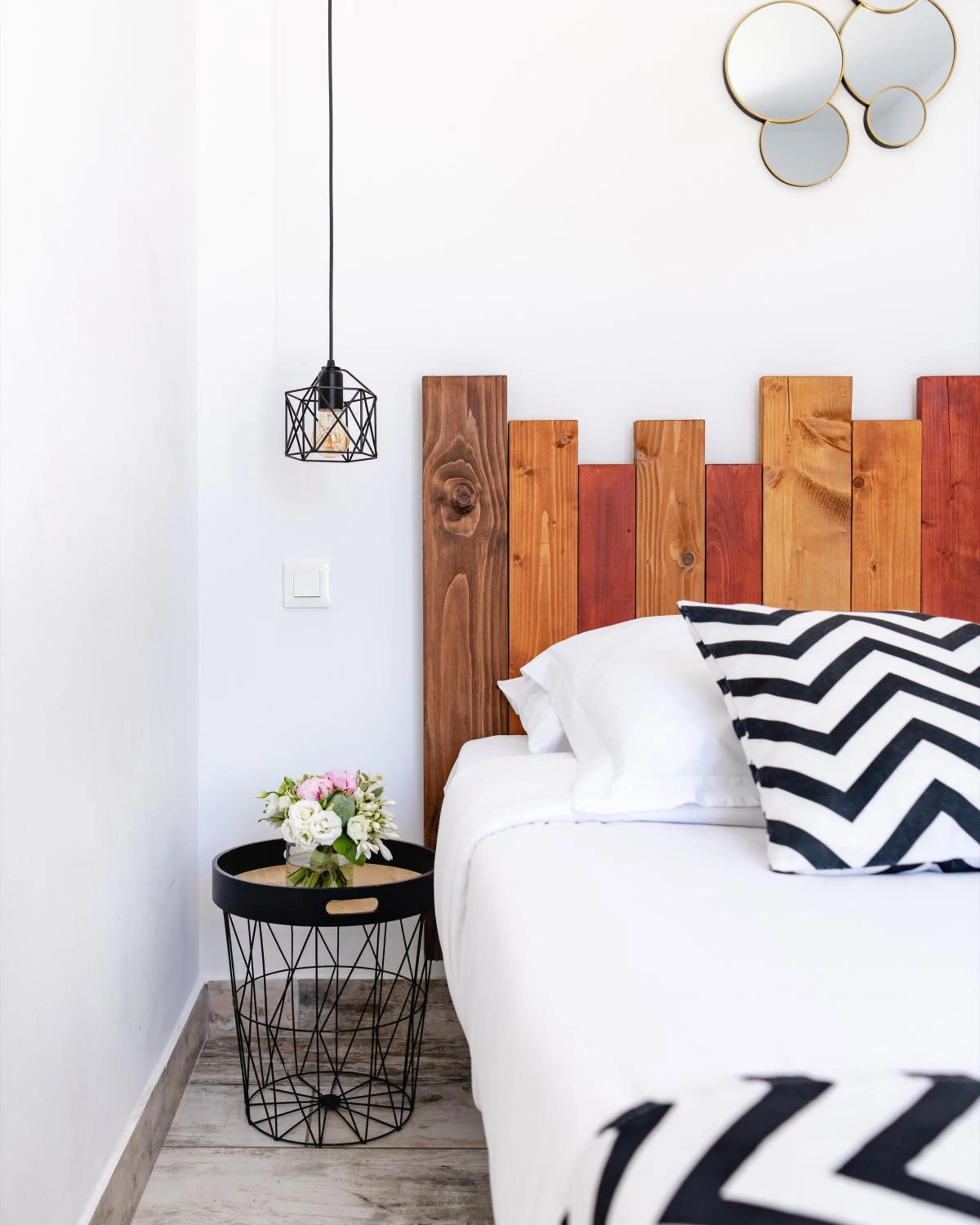 Bedroom, Bed in Les Volets Rouges - Hôtel Cassis - Situé dans le Parc National des Calanques - Parking Gratuit