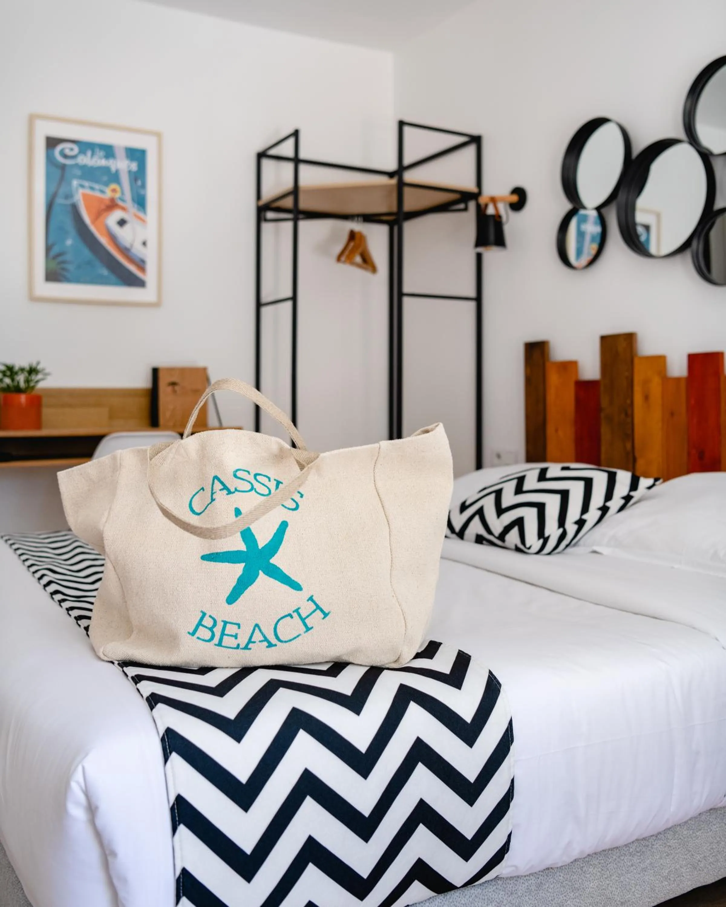 Photo of the whole room, Bed in Les Volets Rouges - Hôtel Cassis - Situé dans le Parc National des Calanques - Parking Gratuit