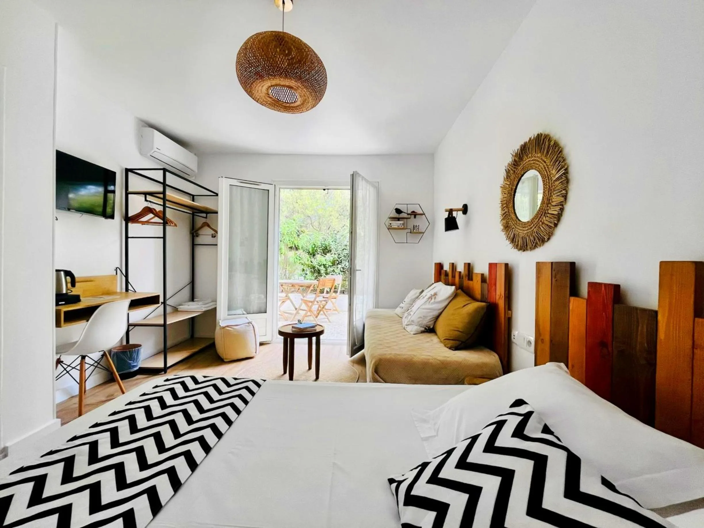 Bedroom, Bed in Les Volets Rouges - Hôtel Cassis - Situé dans le Parc National des Calanques - Parking Gratuit