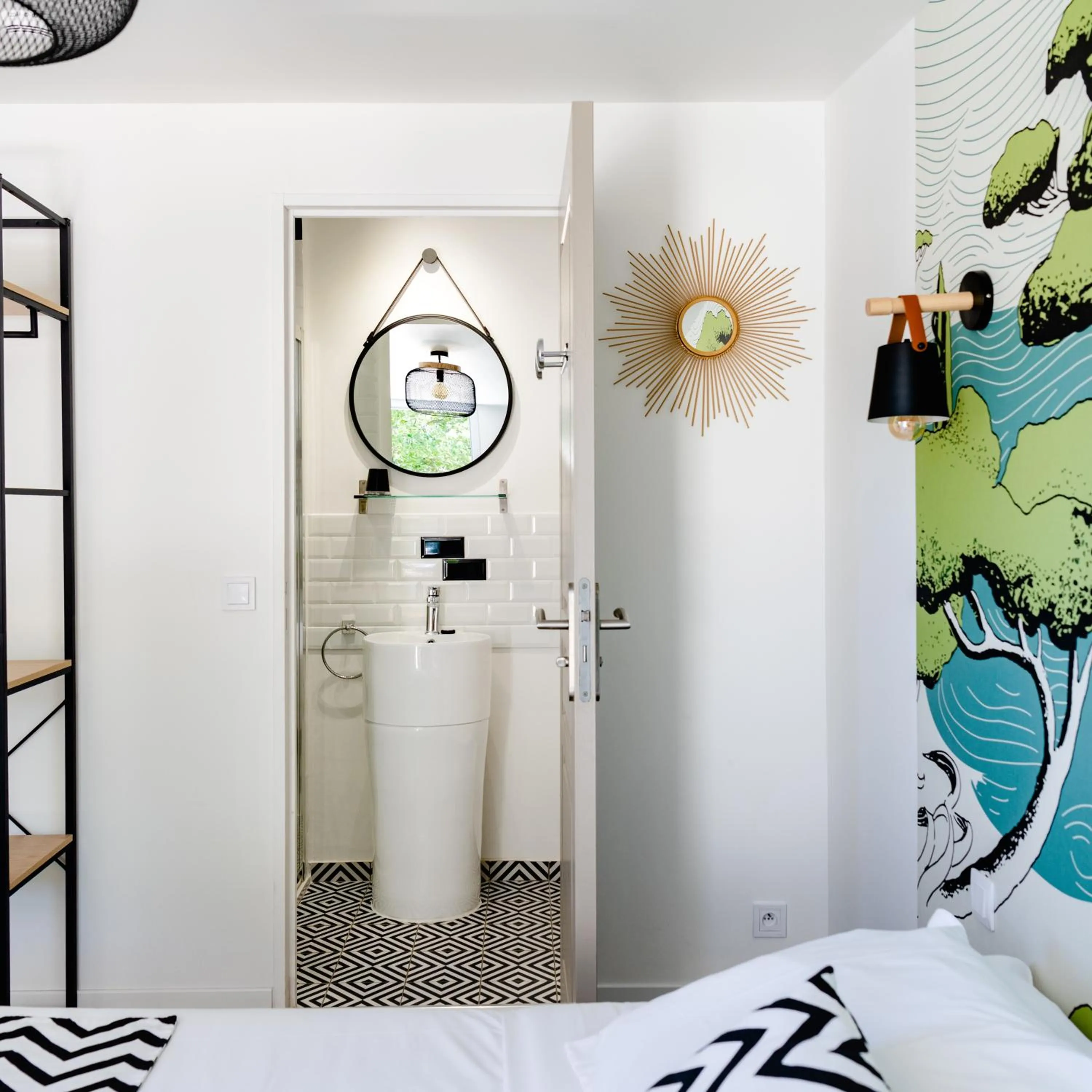 Bedroom in LES VOLETS ROUGES - Hôtel Cassis - Situé dans le Parc National des Calanques - Parking Gratuit