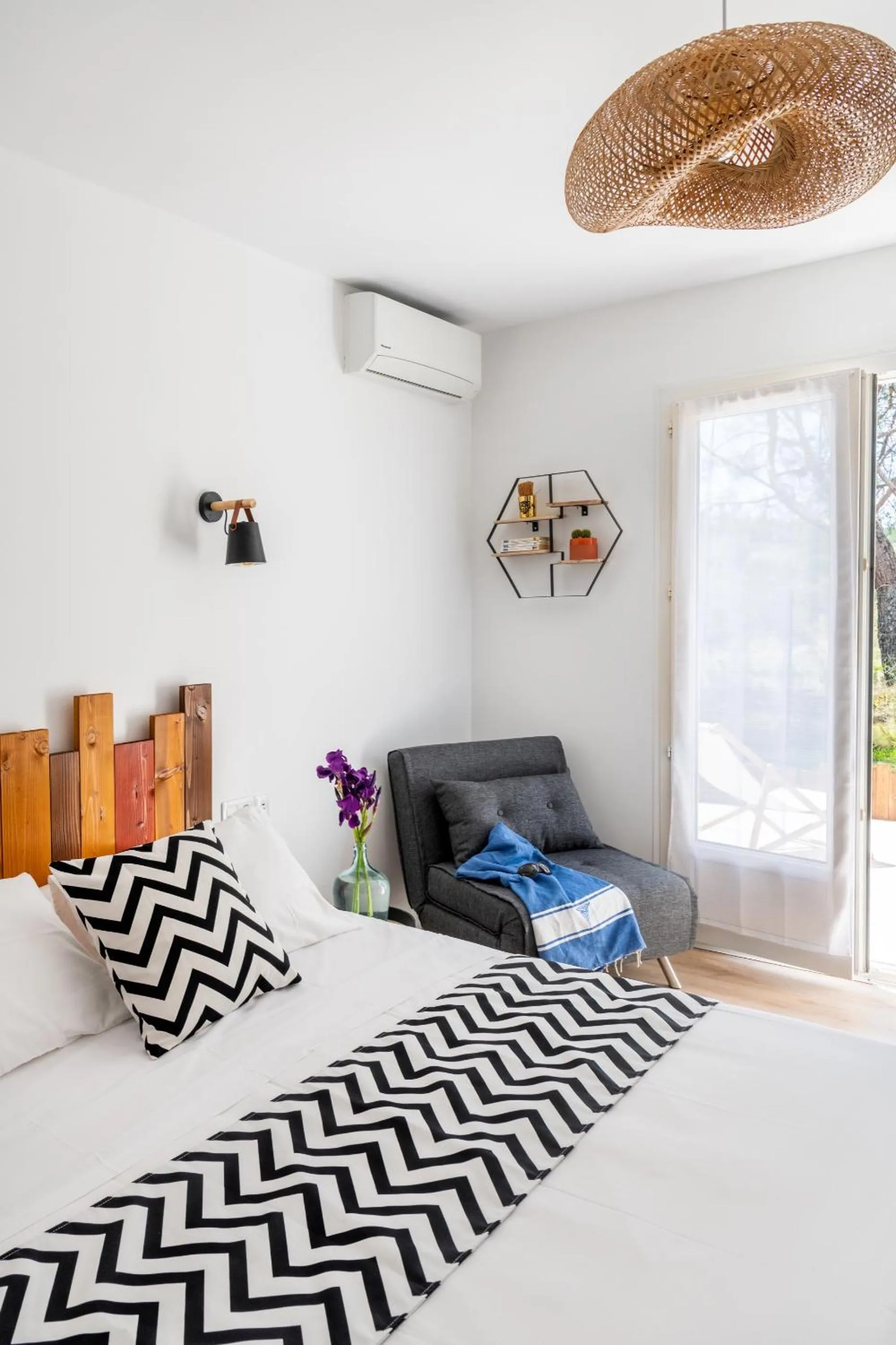 Bedroom, Bed in Les Volets Rouges - Hôtel Cassis - Situé dans le Parc National des Calanques - Parking Gratuit