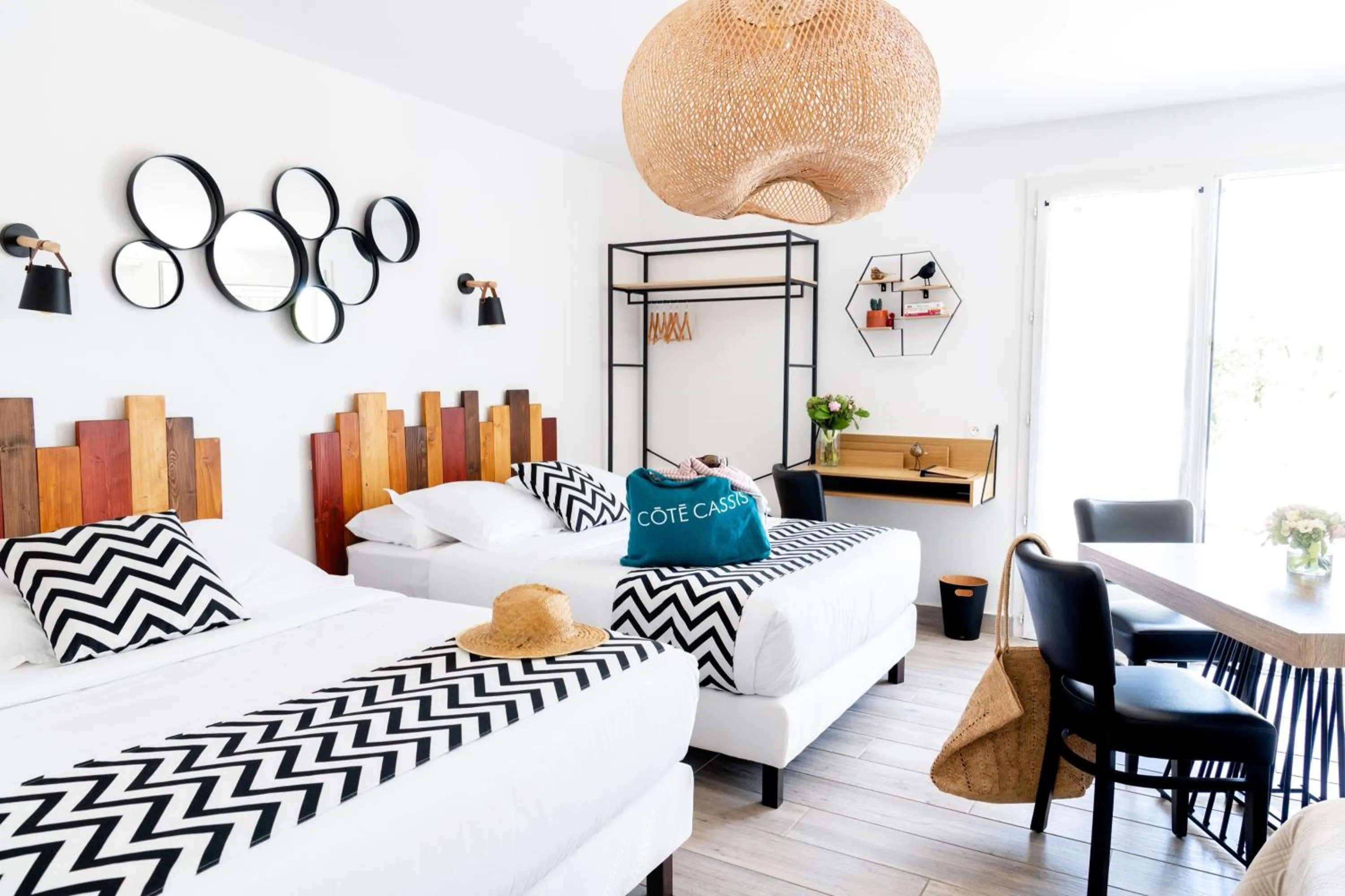 Bedroom, Bed in Les Volets Rouges - Hôtel Cassis - Situé dans le Parc National des Calanques - Parking Gratuit