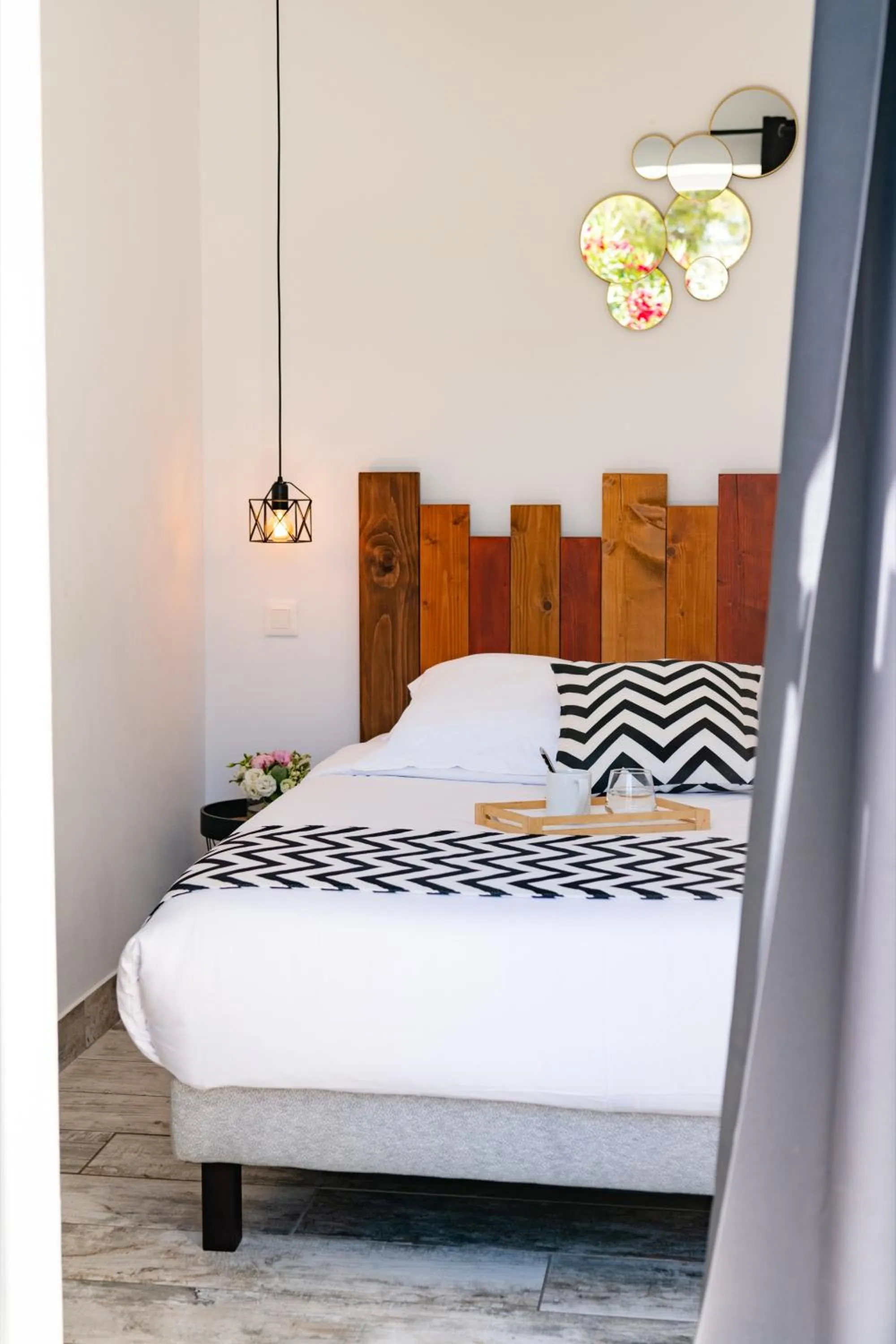 Bedroom, Bed in LES VOLETS ROUGES - Hôtel Cassis - Situé dans le Parc National des Calanques - Parking Gratuit