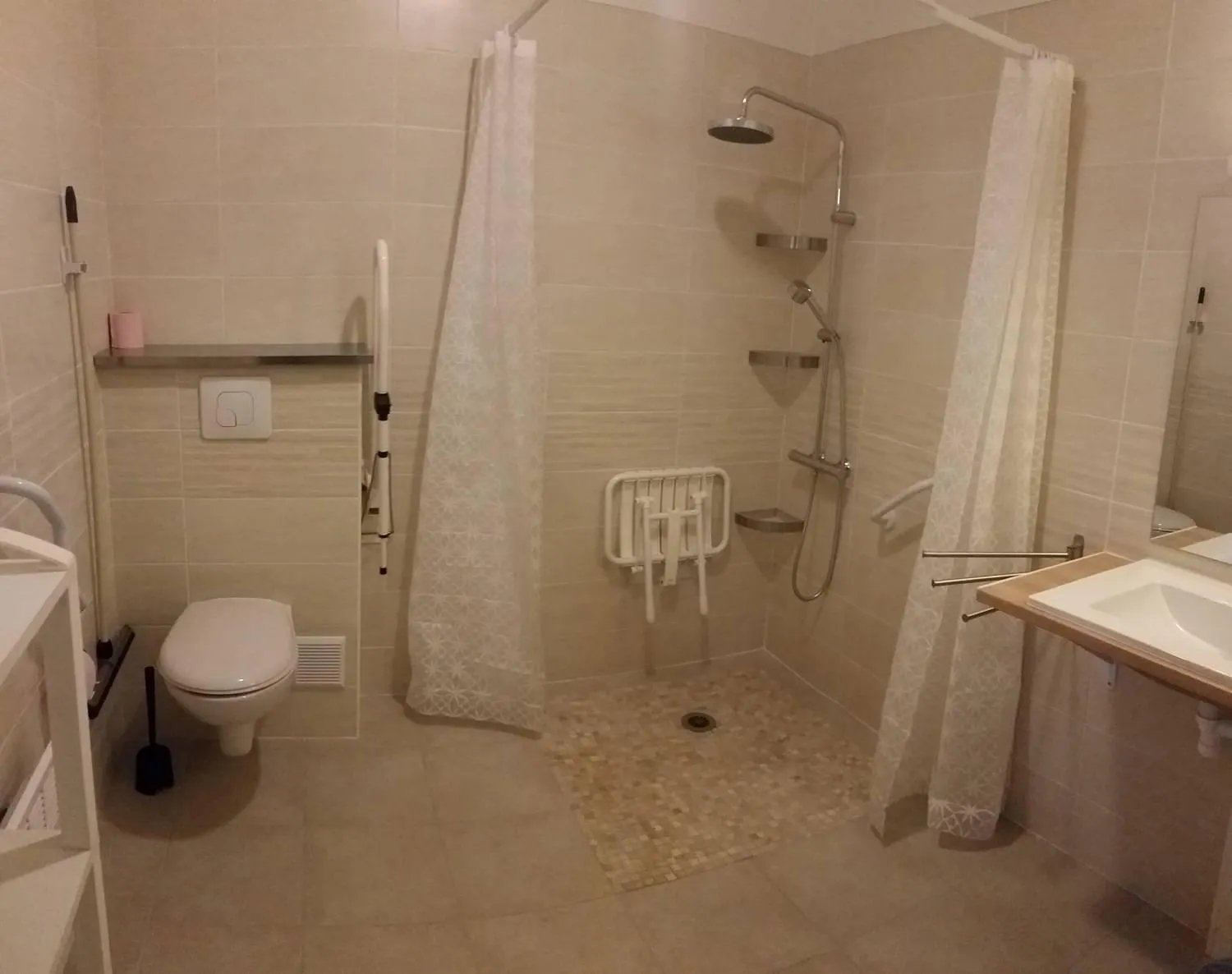 Bathroom in Les Volets Rouges - Hôtel Cassis - Situé dans le Parc National des Calanques - Parking Gratuit