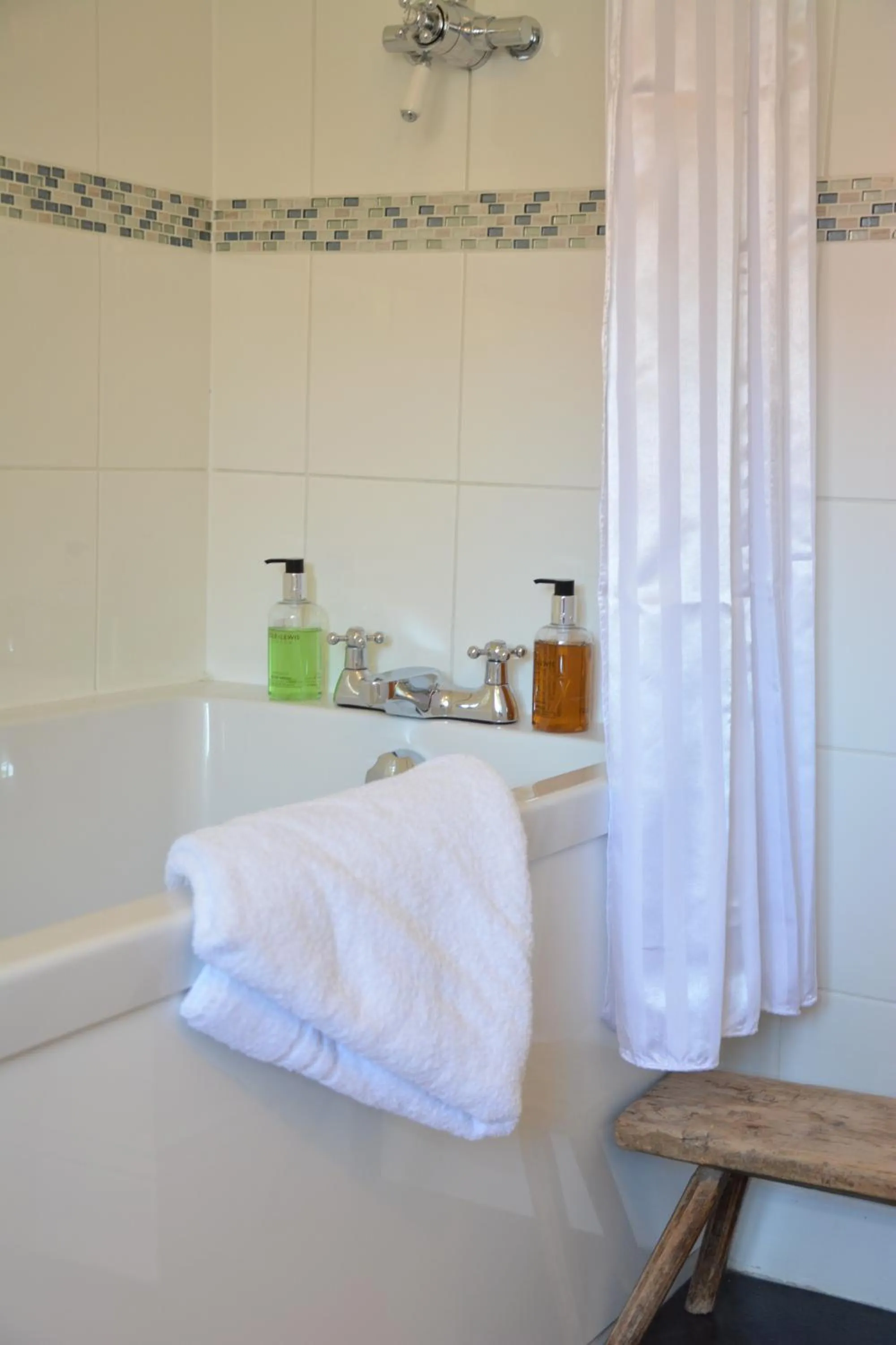 Bathroom, Bed in The Dolphin Inn