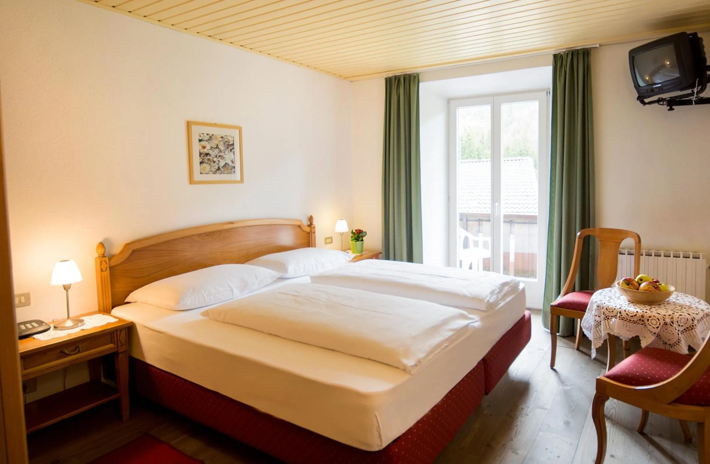 Photo of the whole room, Bed in Berghotel Kason