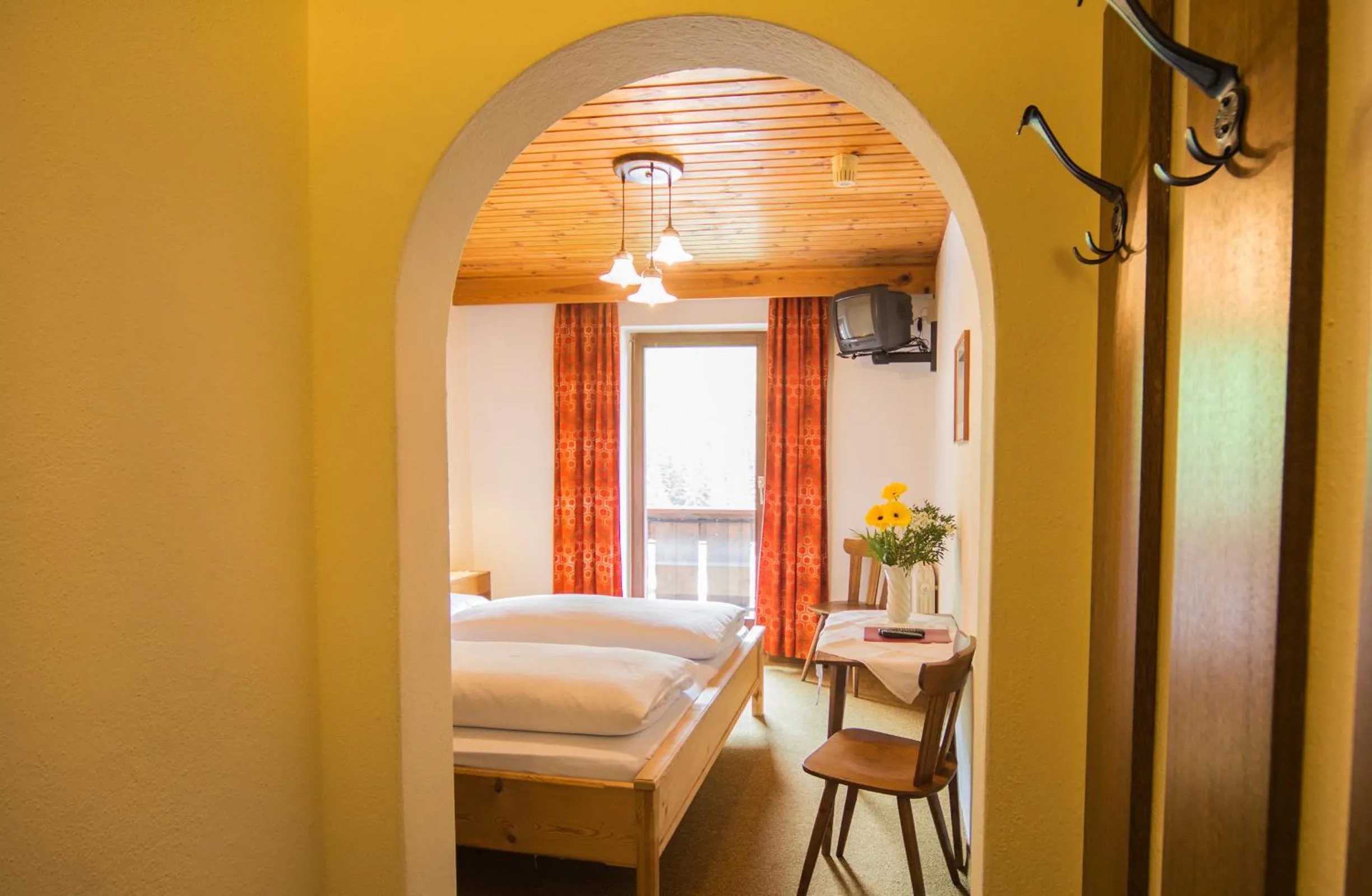 Photo of the whole room, Bed in Berghotel Kason