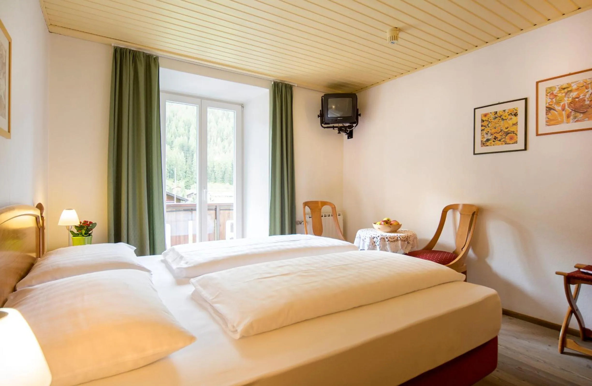 Photo of the whole room, Bed in Berghotel Kason