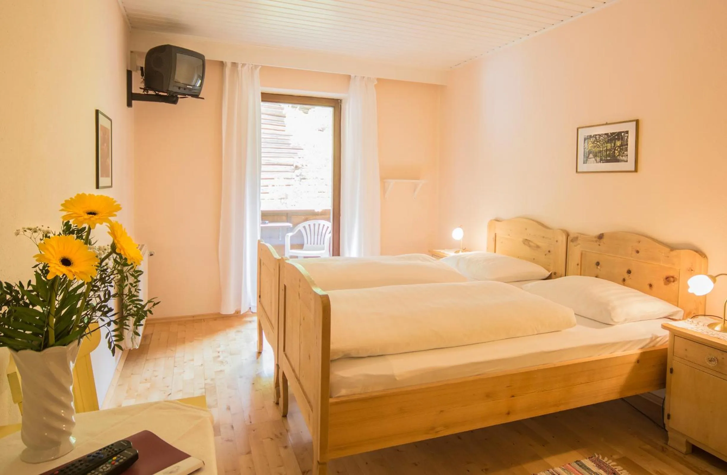 Photo of the whole room, Bed in Berghotel Kason