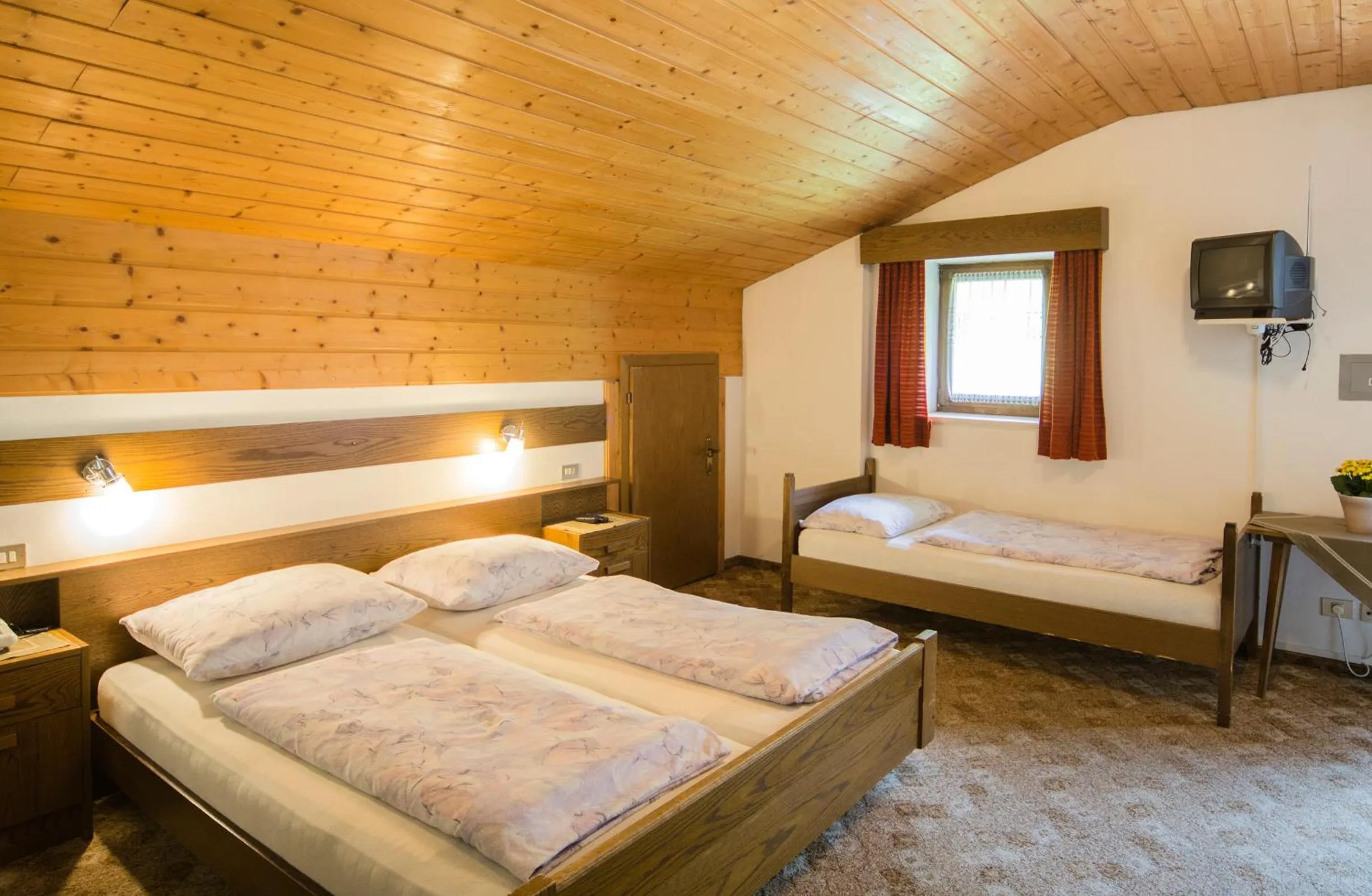 Photo of the whole room, Bed in Berghotel Kason