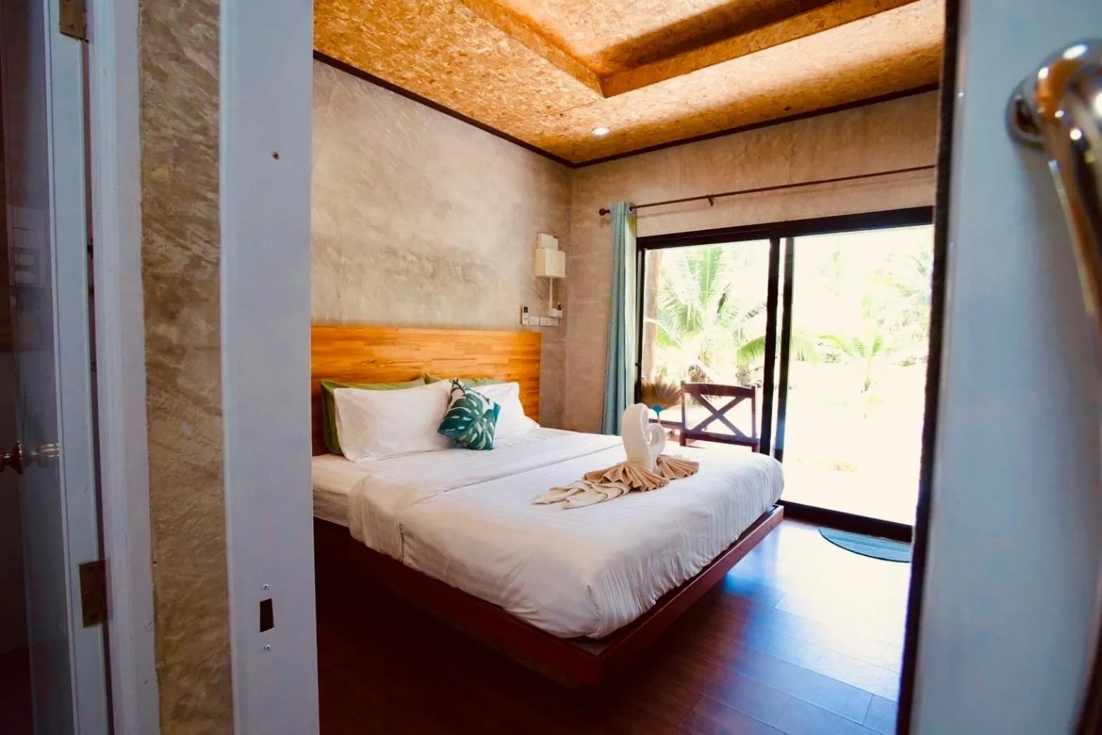 Bed in Suan Maprao Ko Kut Resort