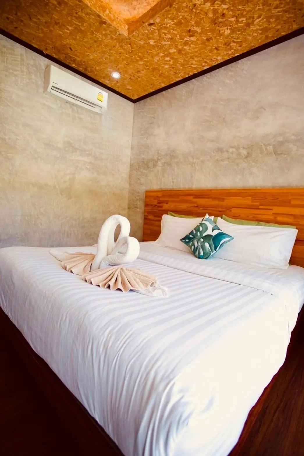 Bed in Suan Maprao Ko Kut Resort