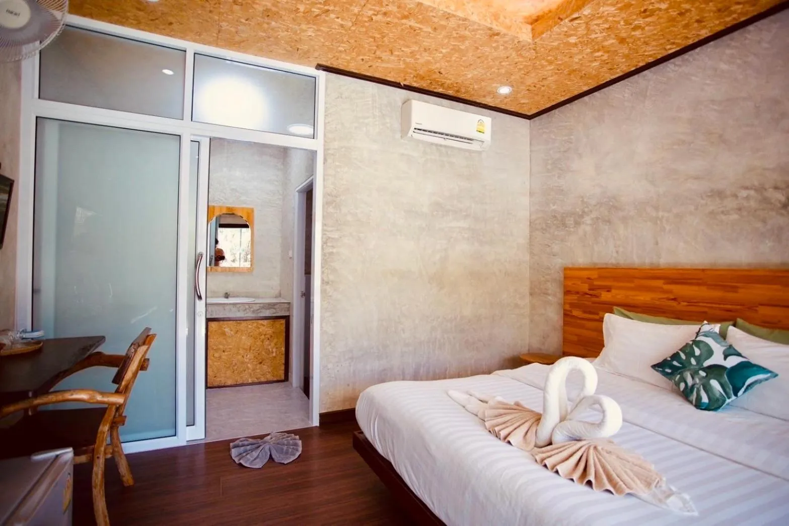 Bed in Suan Maprao Ko Kut Resort