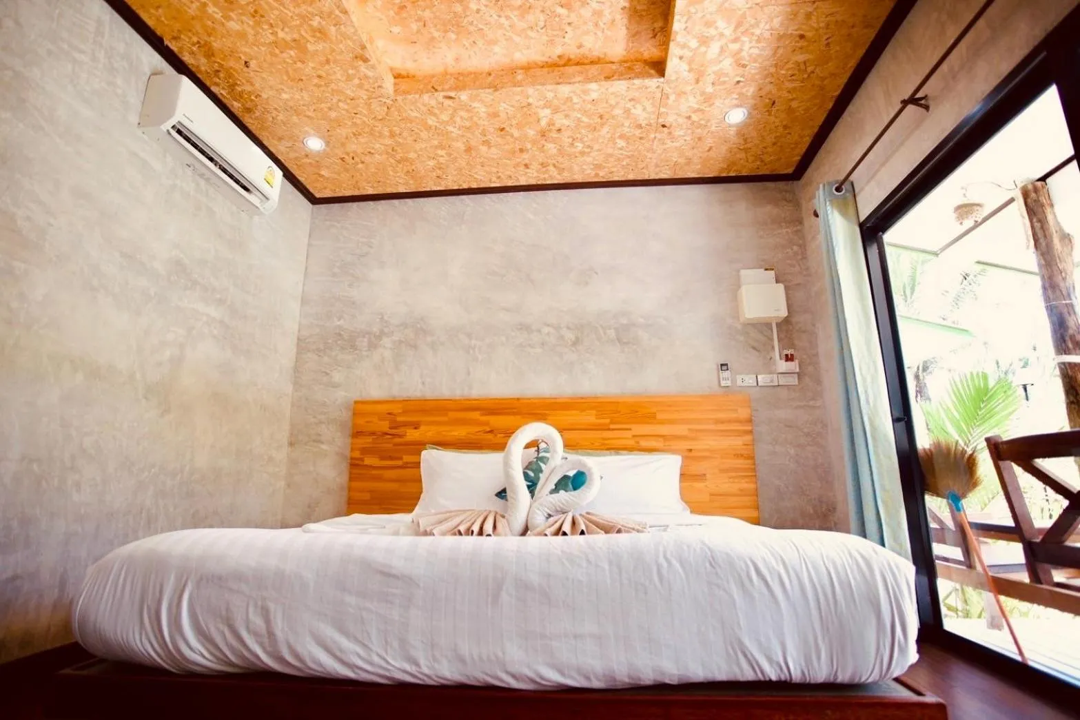 Bed in Suan Maprao Ko Kut Resort