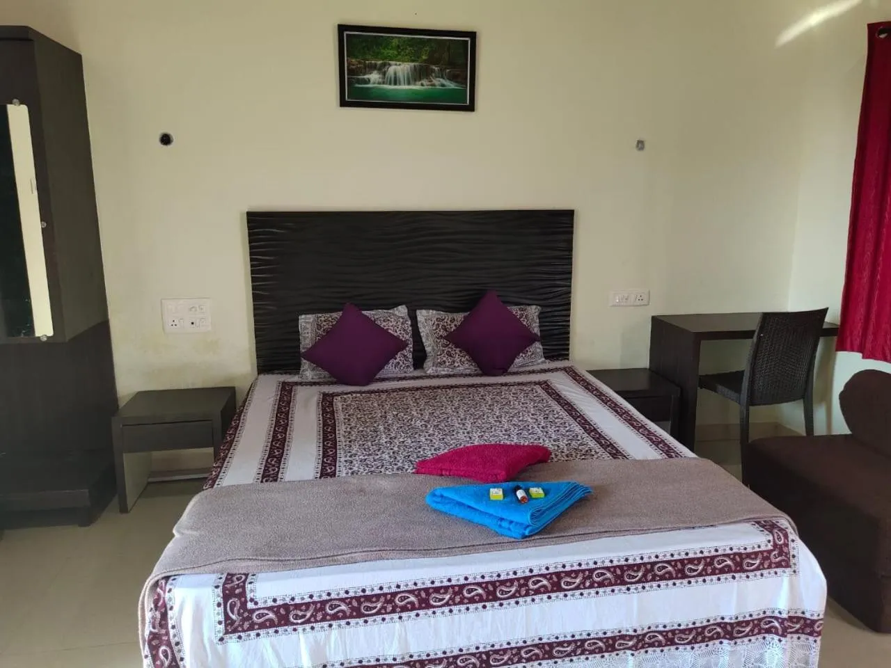 Photo of the whole room, Bed in Whistling Waves Beach Resort