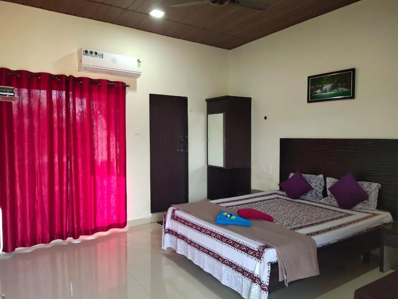 Bed in Whistling Waves Beach Resort