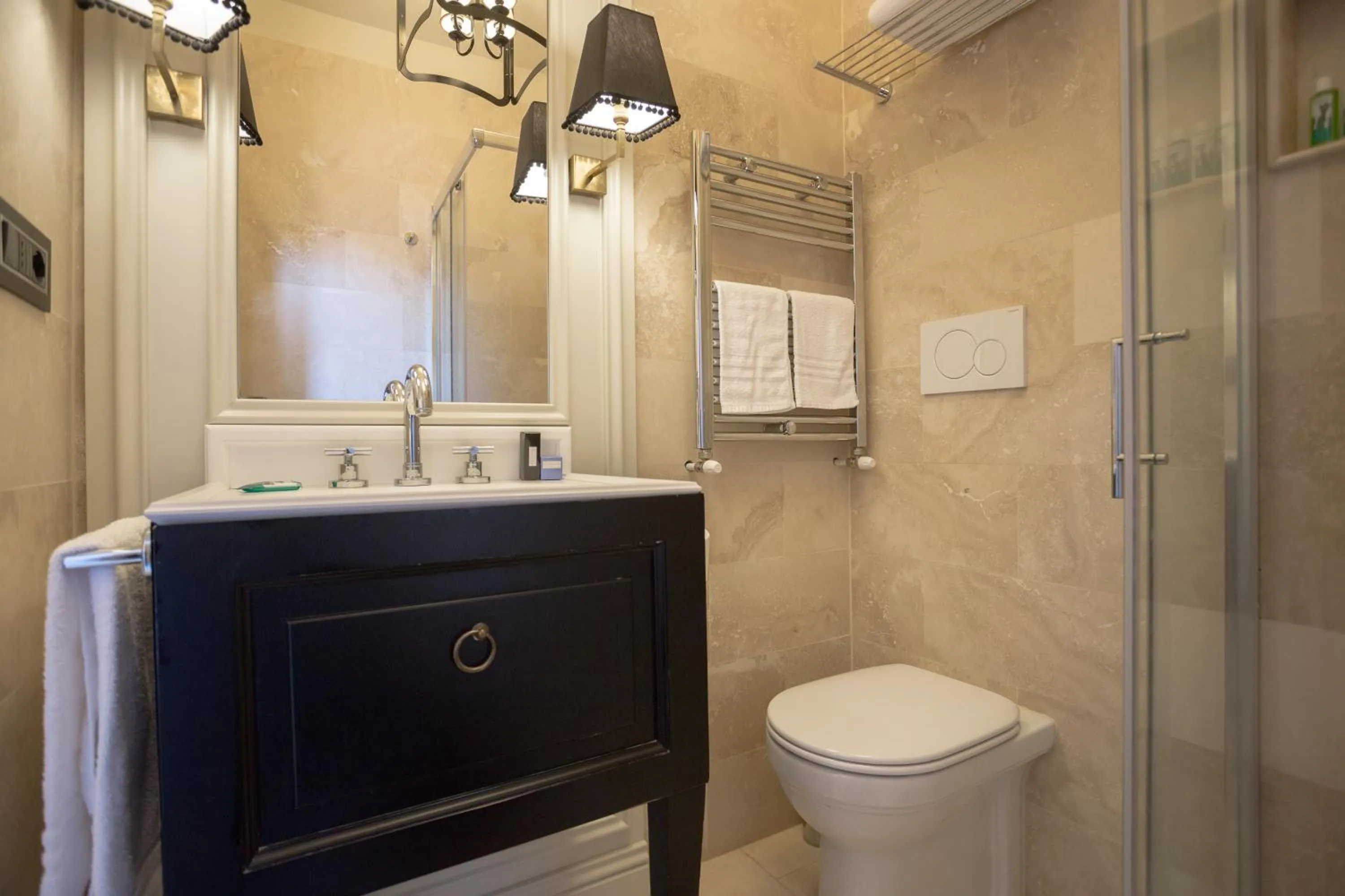 Shower in Bellezza Al Colosseo - B&B & Apts