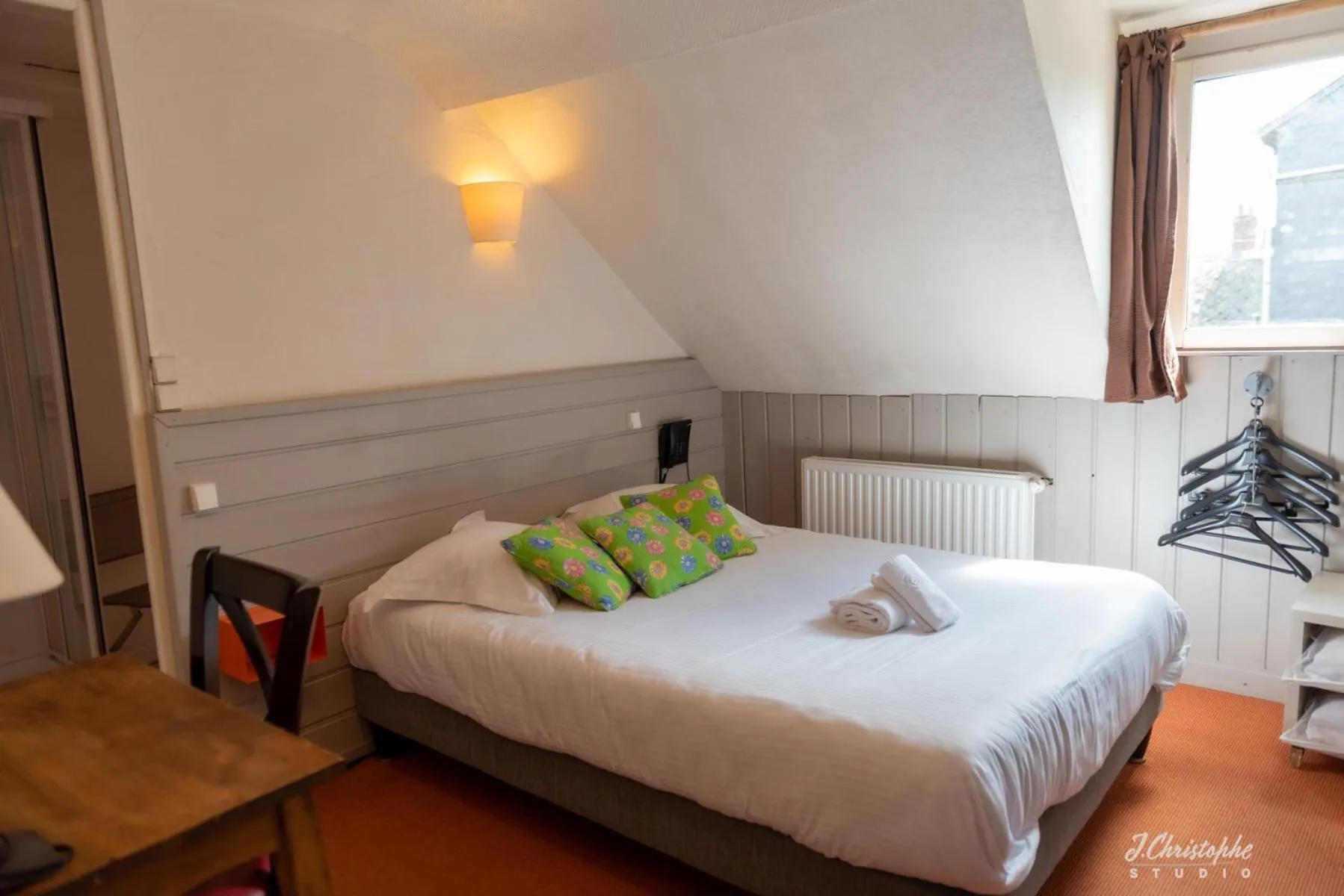 Bed in Logis - Hotel & Restaurant La Corne d 'Abondance