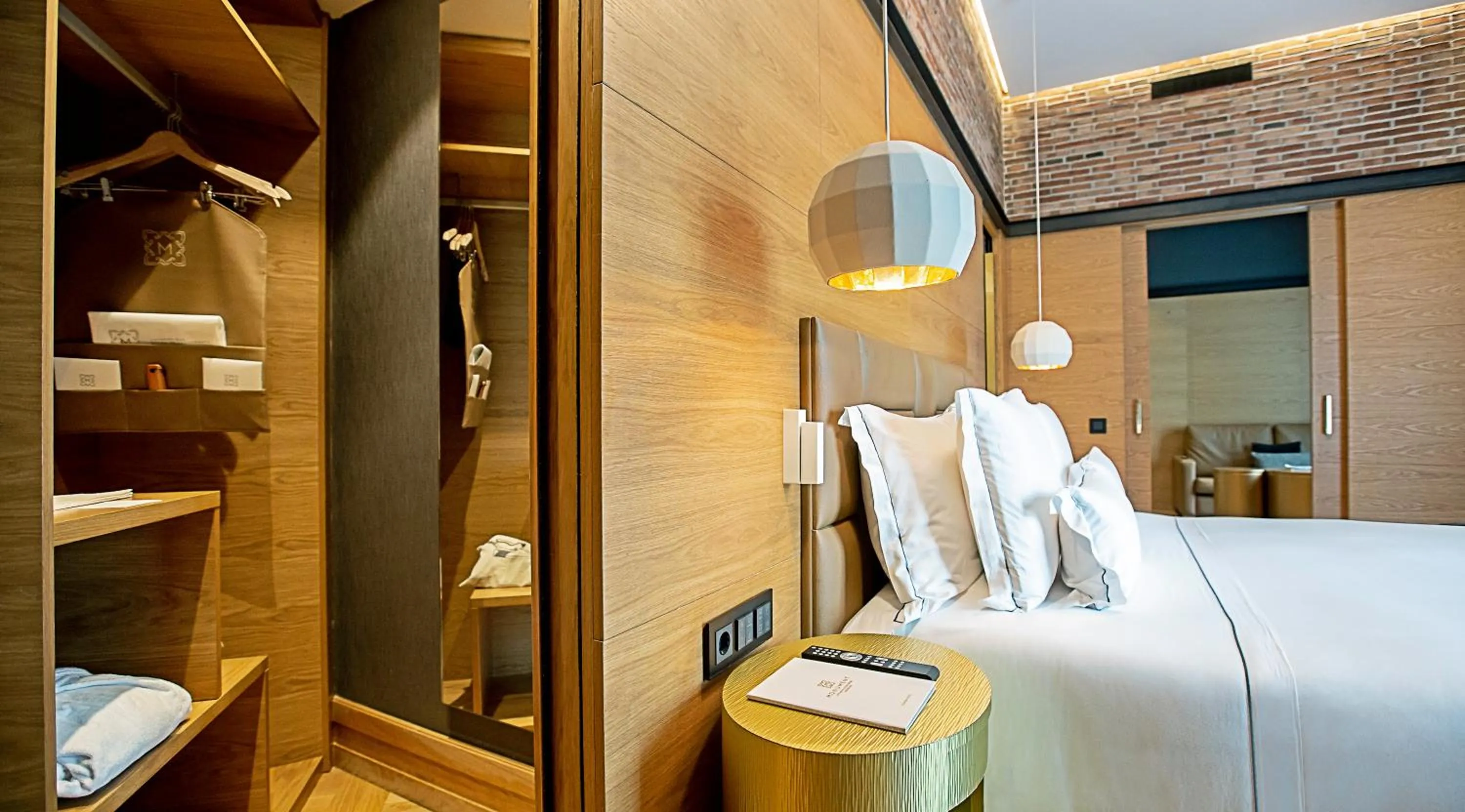 wardrobe, Bed in Monument Hotel