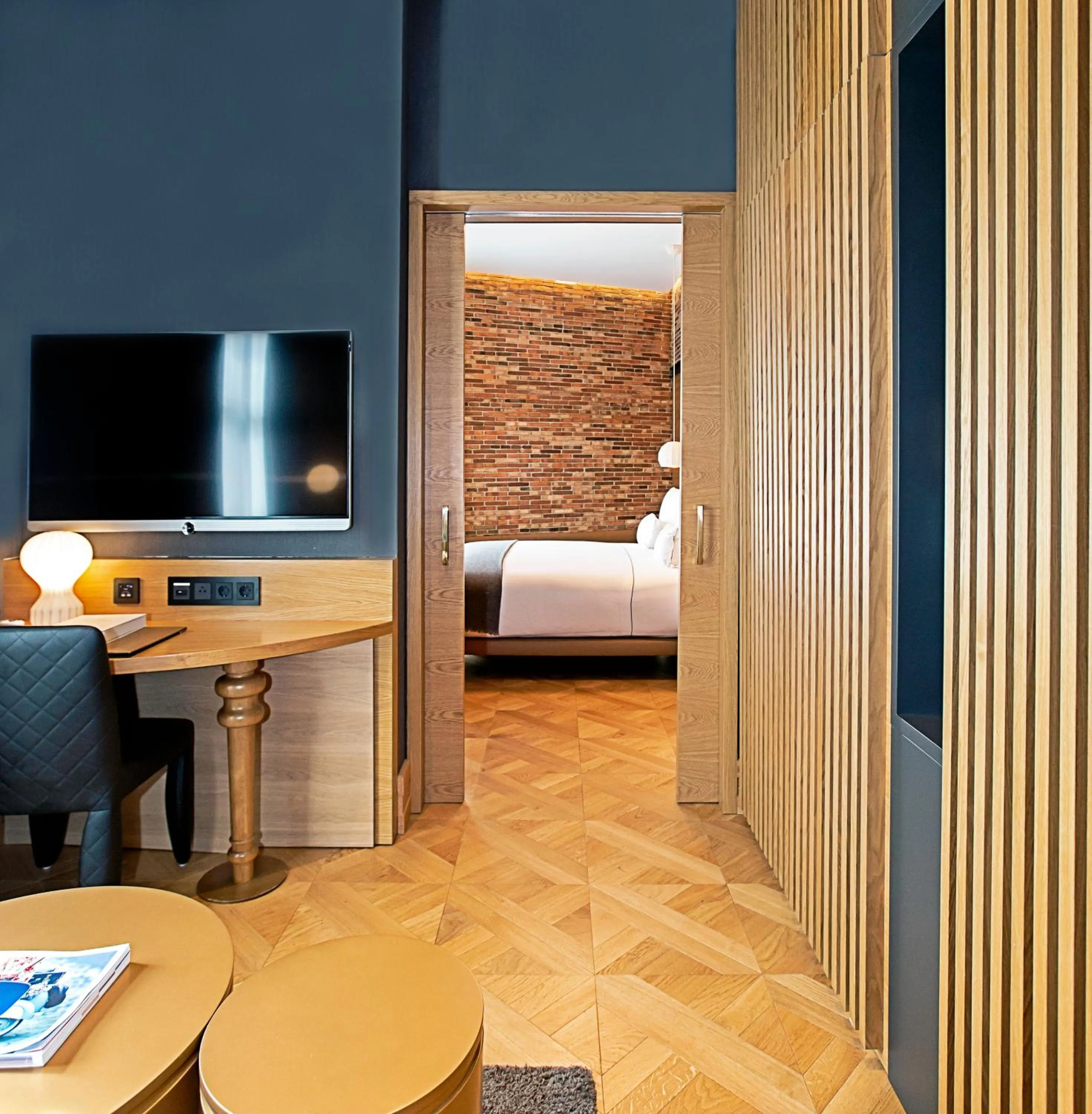 Living room, Bed in Monument Hotel