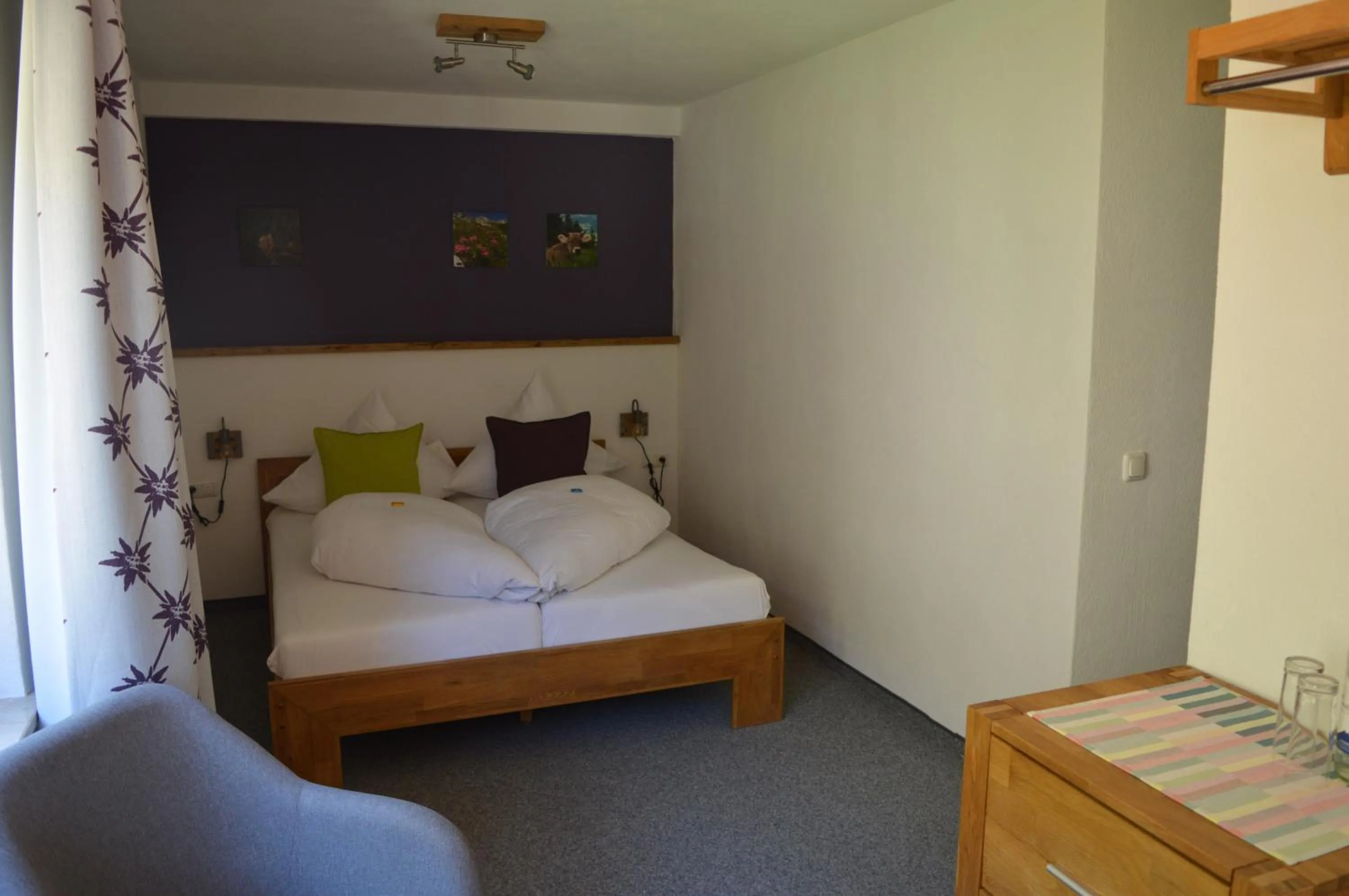 Bed in Grüner Hut - DEIN BERGHOTEL