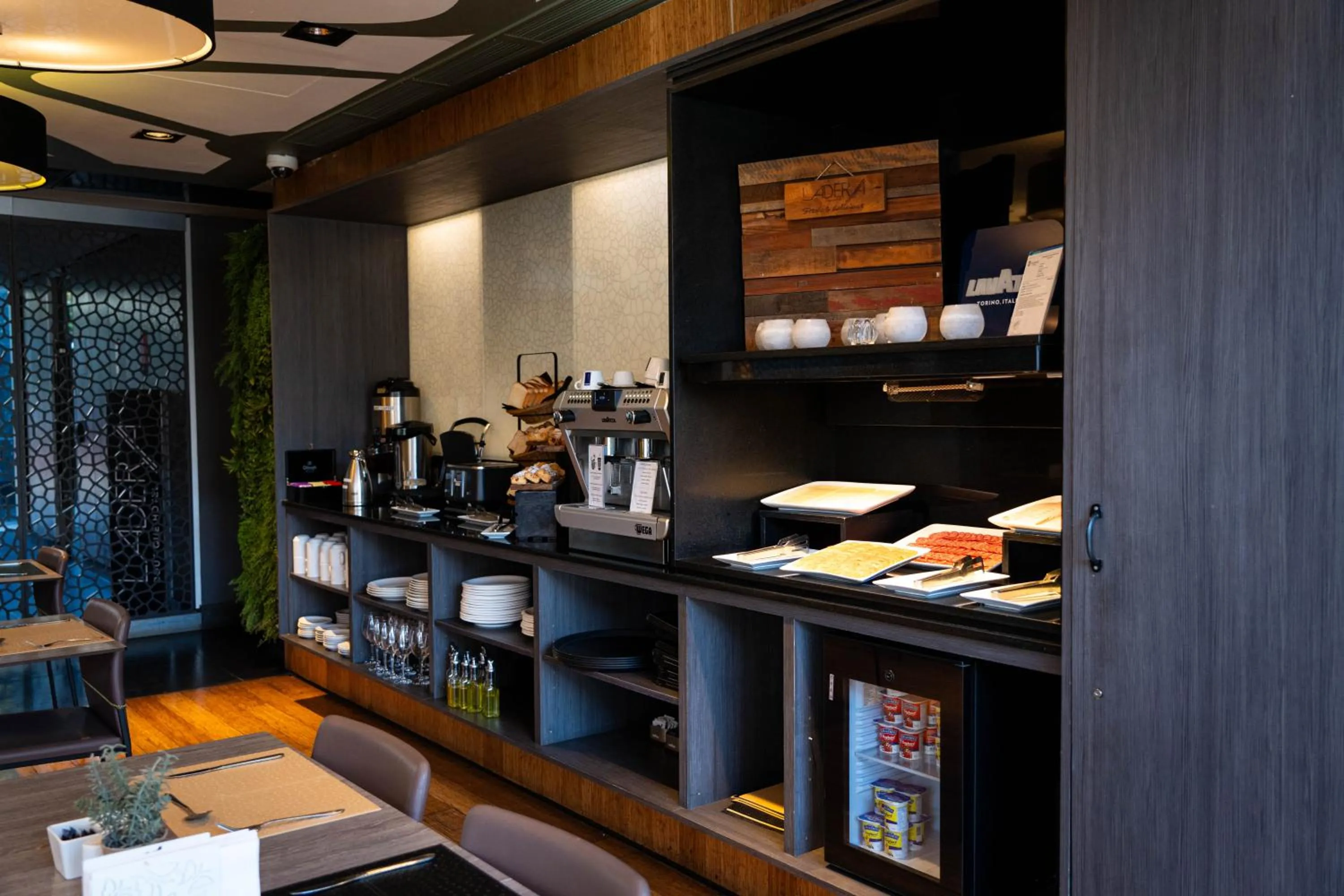 Restaurant/places to eat in Ladera Boutique Hotel