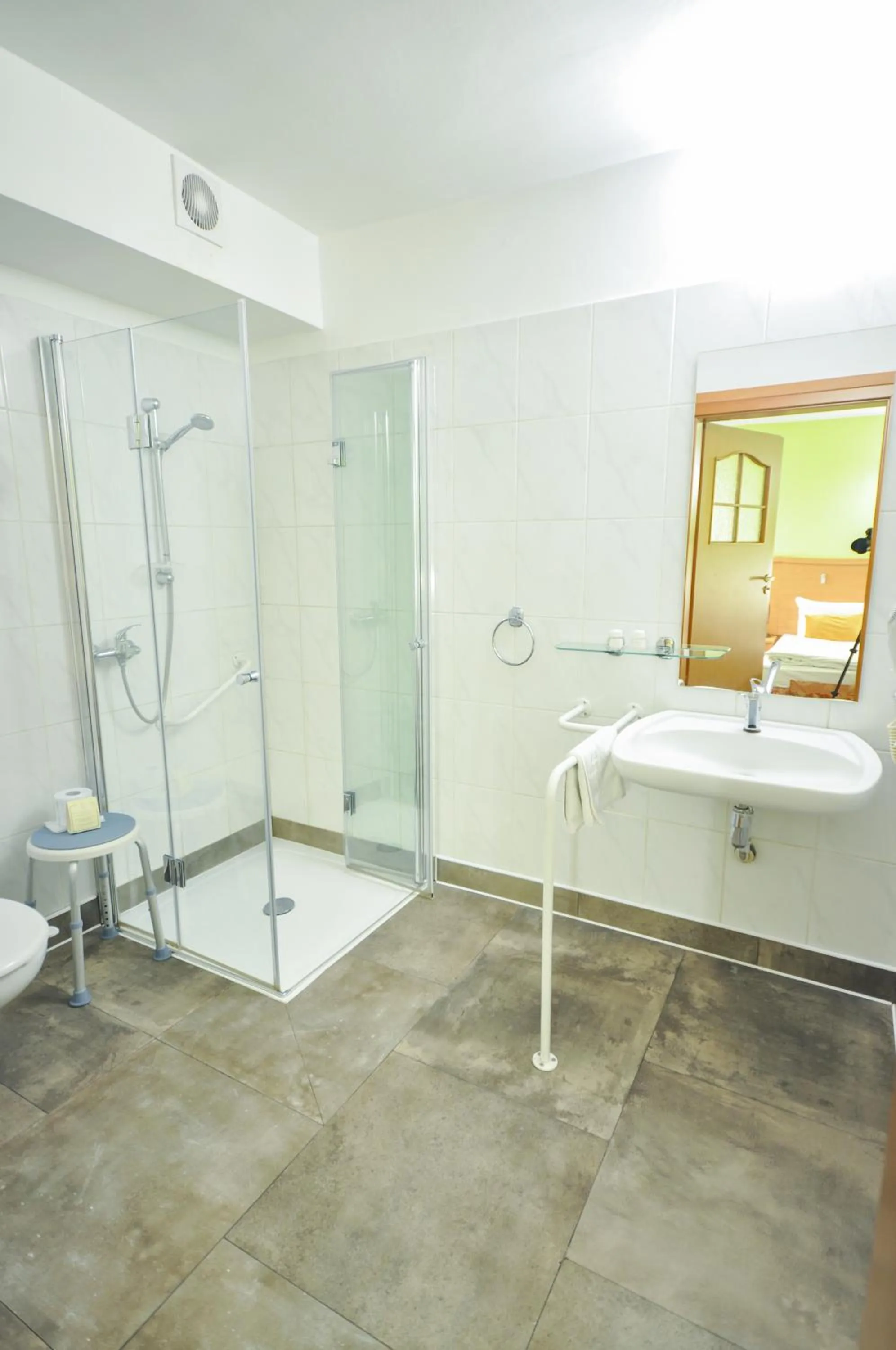 Shower in Hotel Trzy Światy Spa & Wellness Rajska WySpa