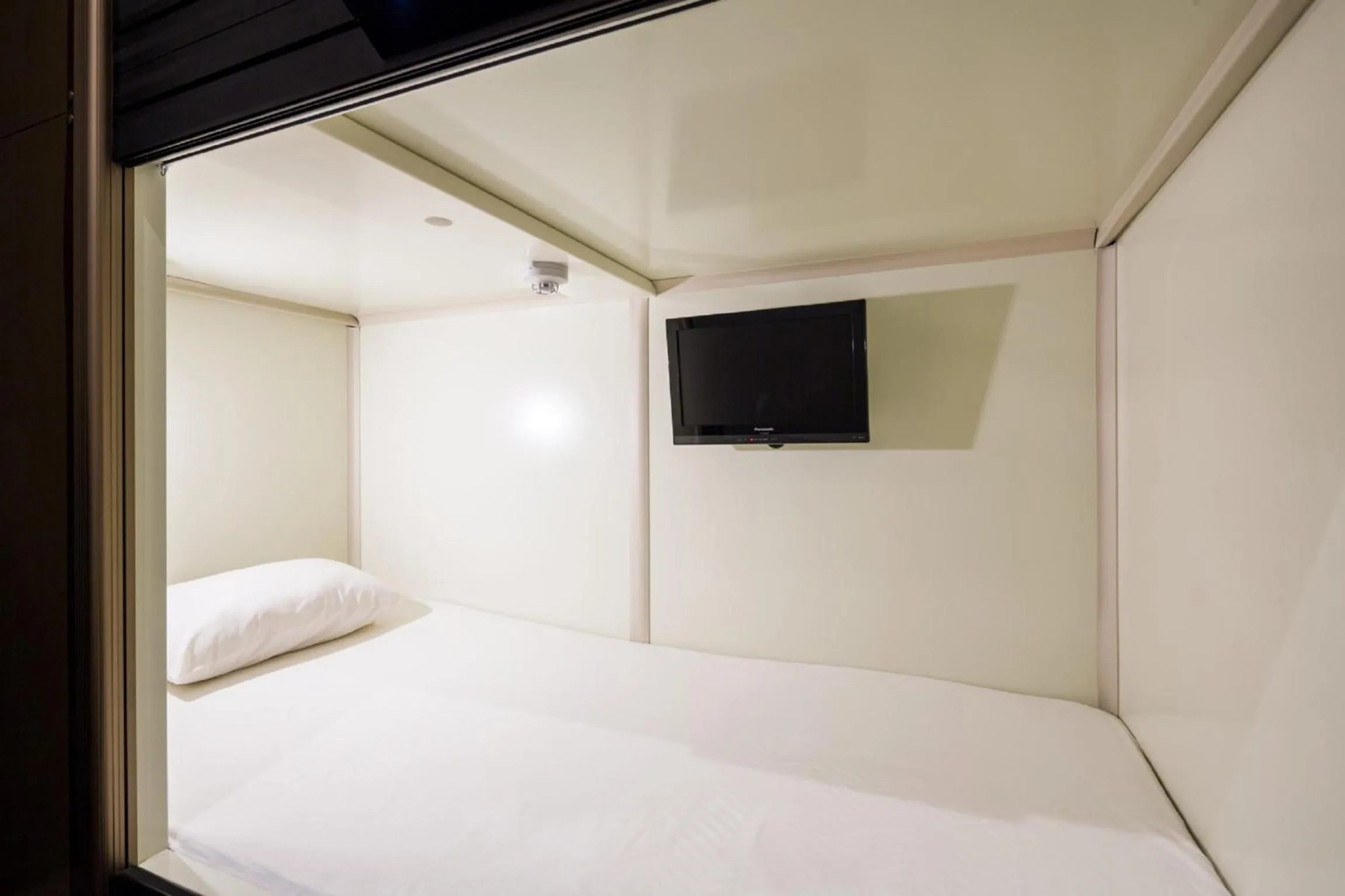 Bed in Capsule Hotel Cube Hiroshima