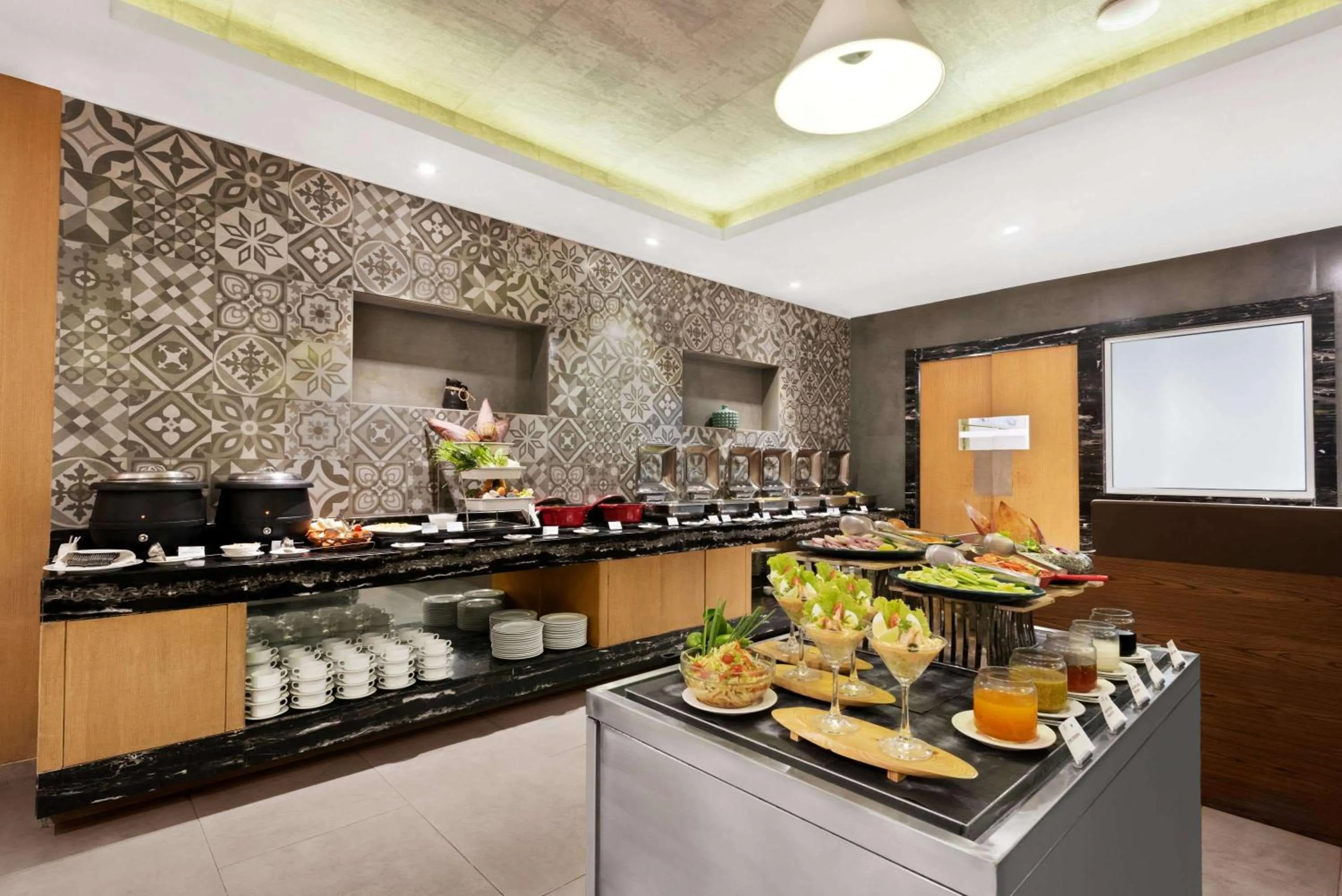 Restaurant/places to eat in Howard Johnson by Wyndham, Kolkata Airport