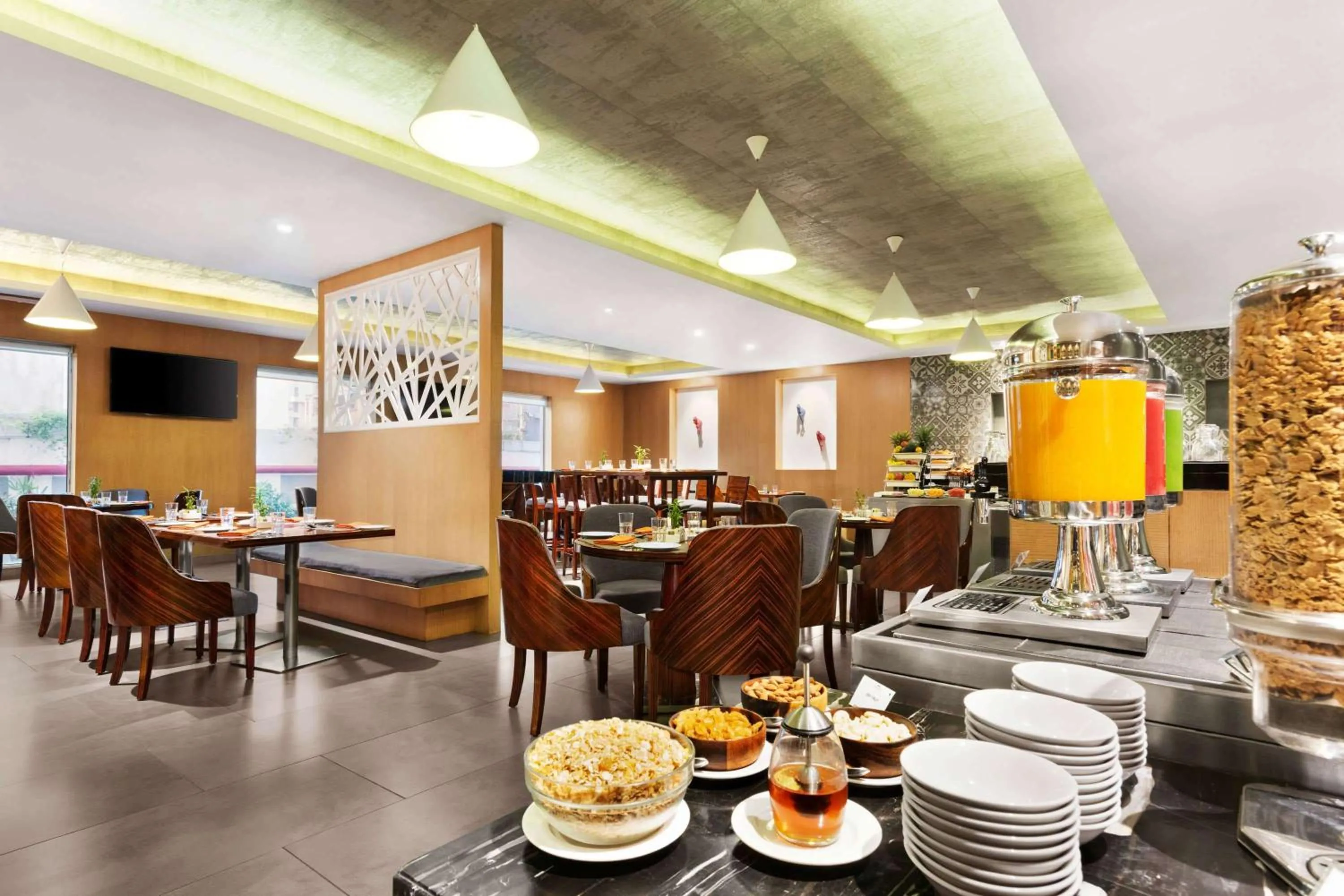 Restaurant/places to eat in Howard Johnson by Wyndham, Kolkata Airport