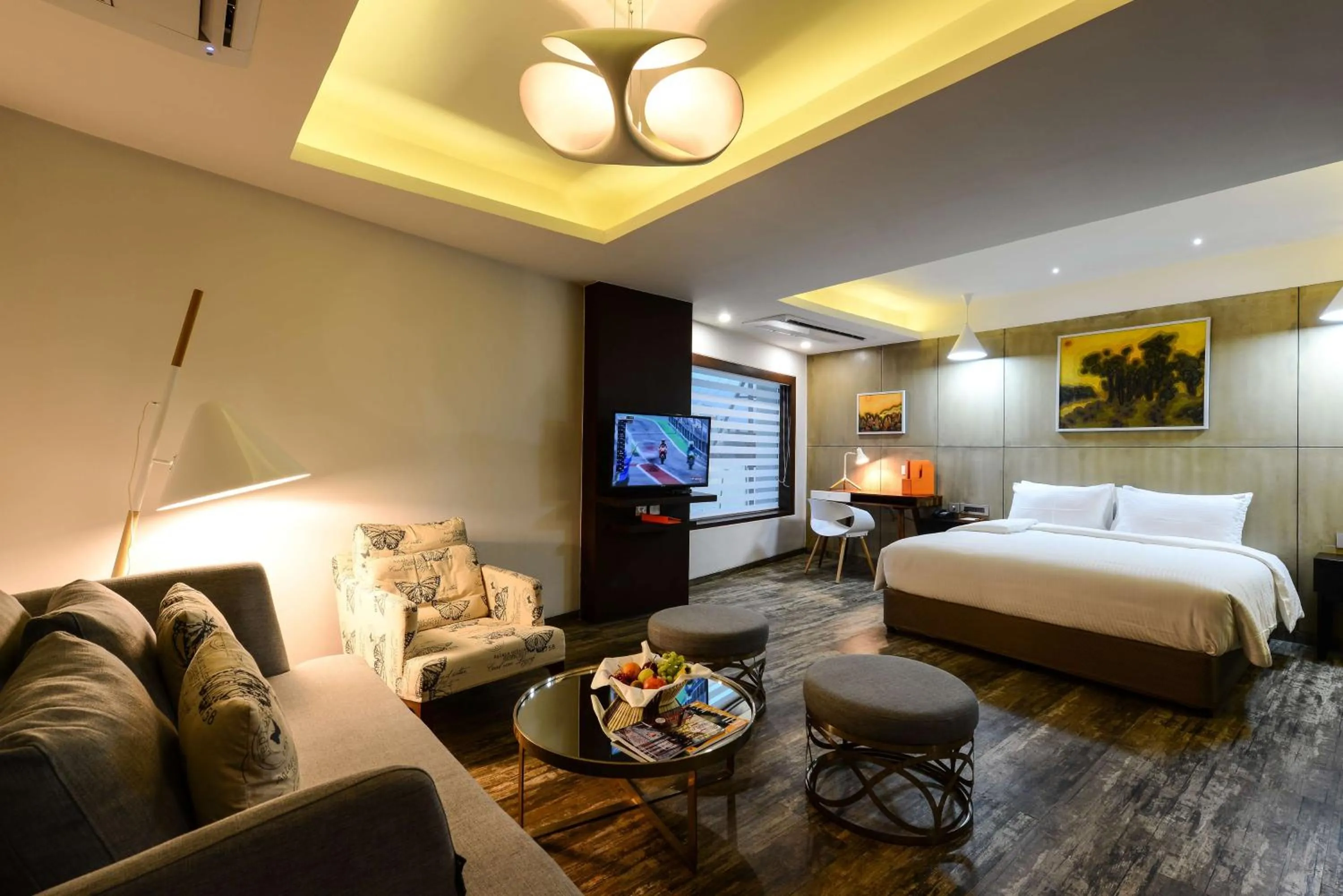 Photo of the whole room, Bed in Howard Johnson by Wyndham, Kolkata Airport