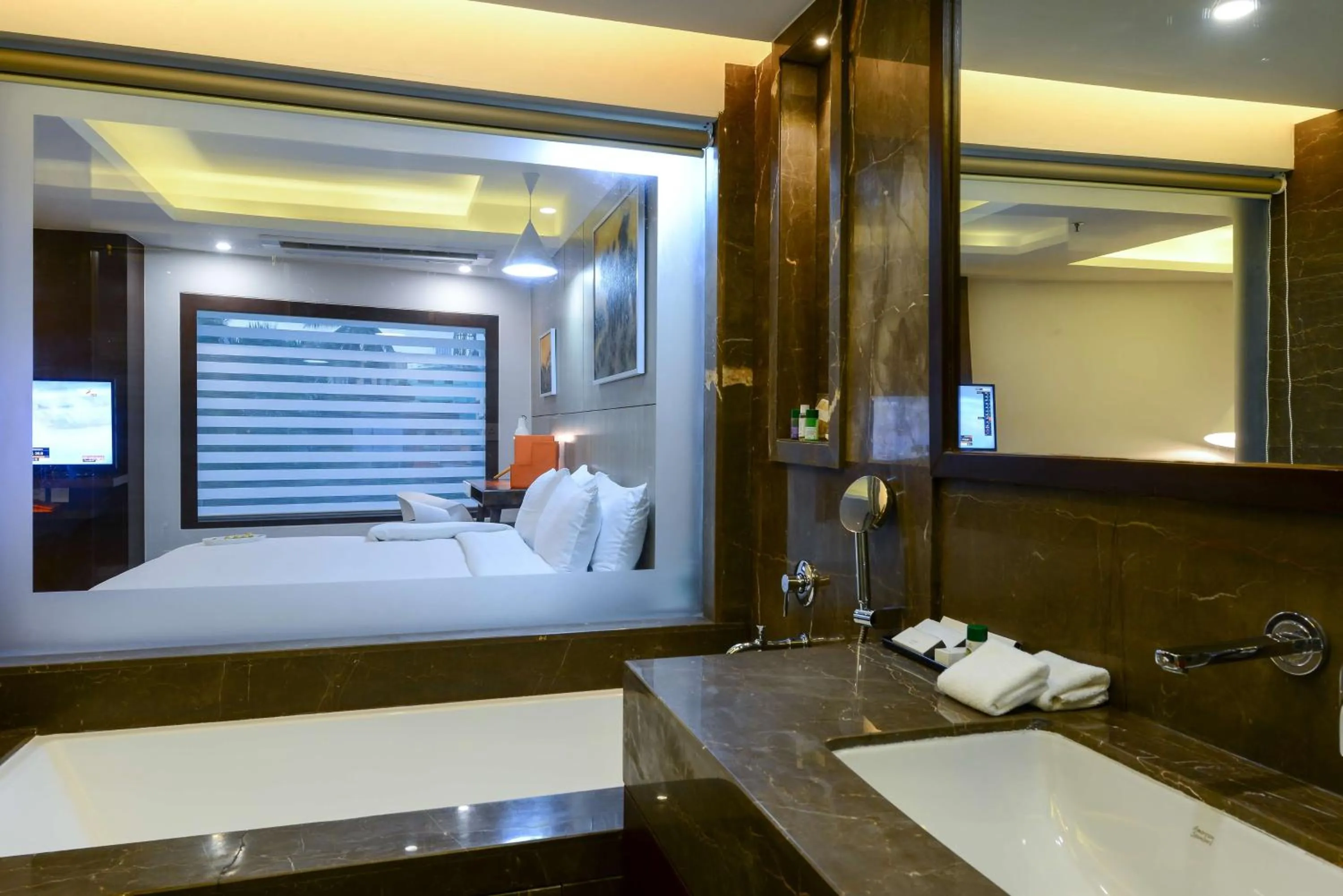 Bathroom, Bed in Howard Johnson by Wyndham, Kolkata Airport