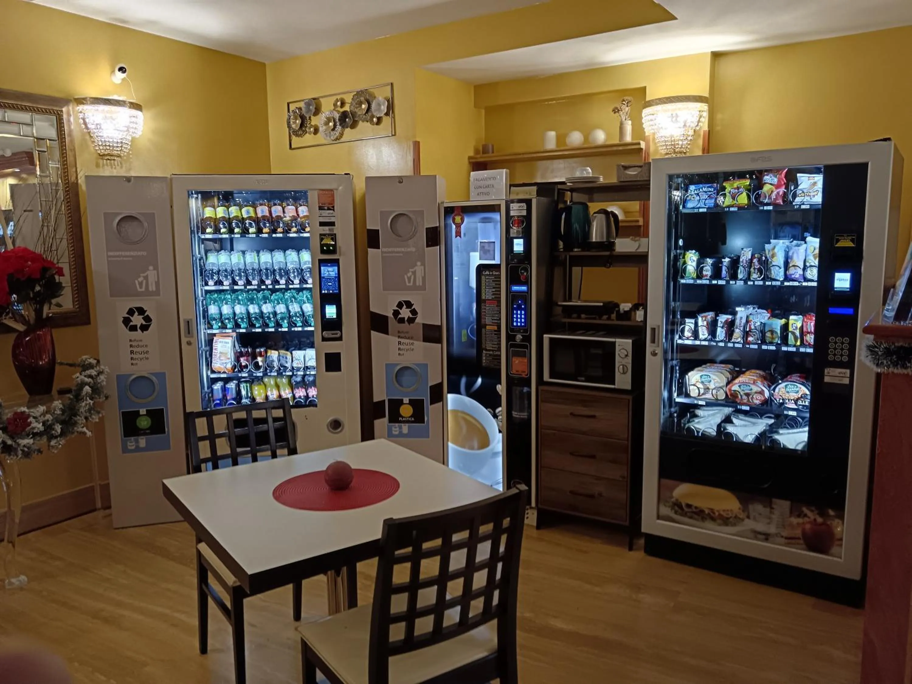 Restaurant/places to eat in Hotel Bright