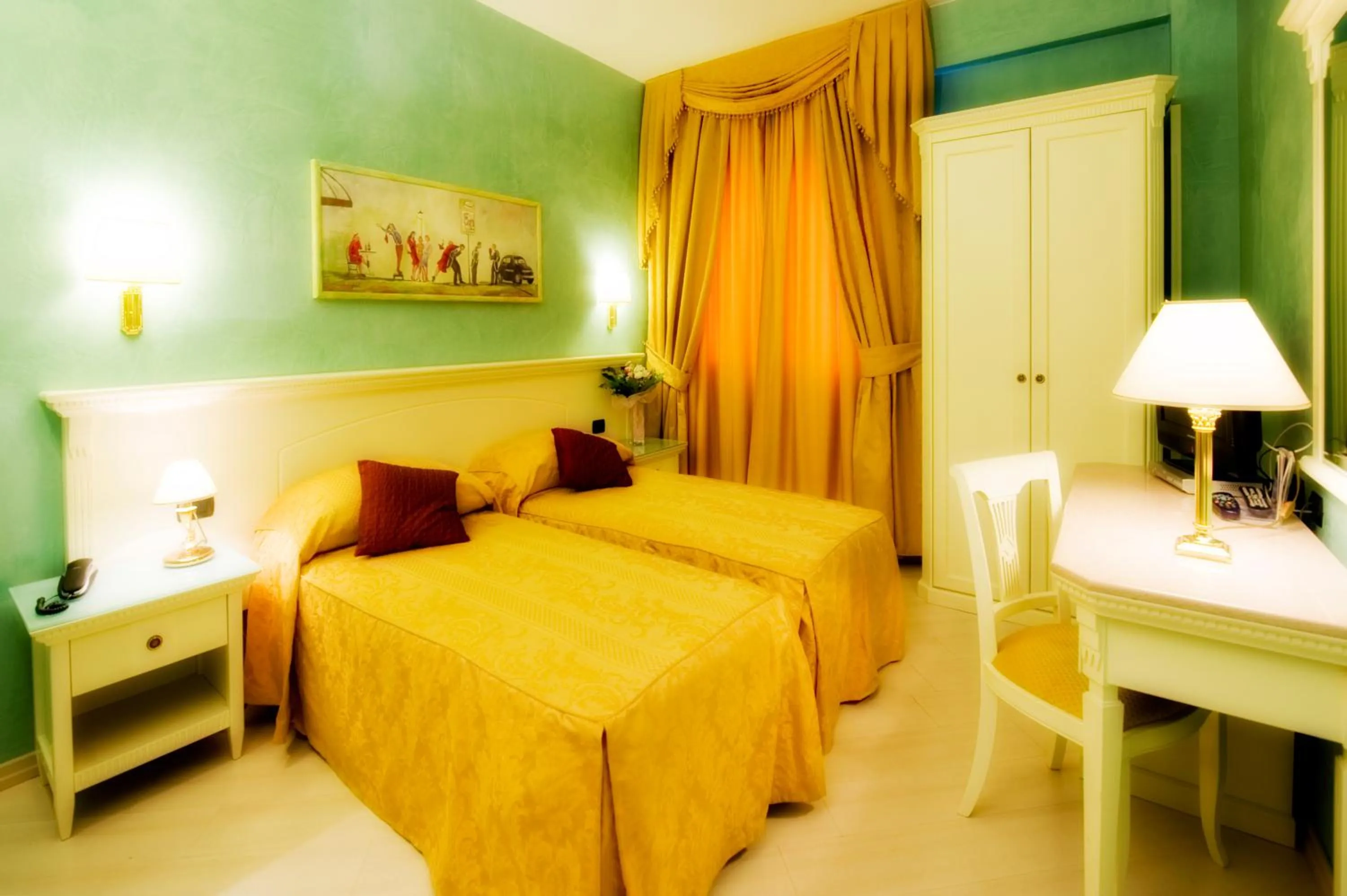 TV and multimedia, Bed in Hotel Bright