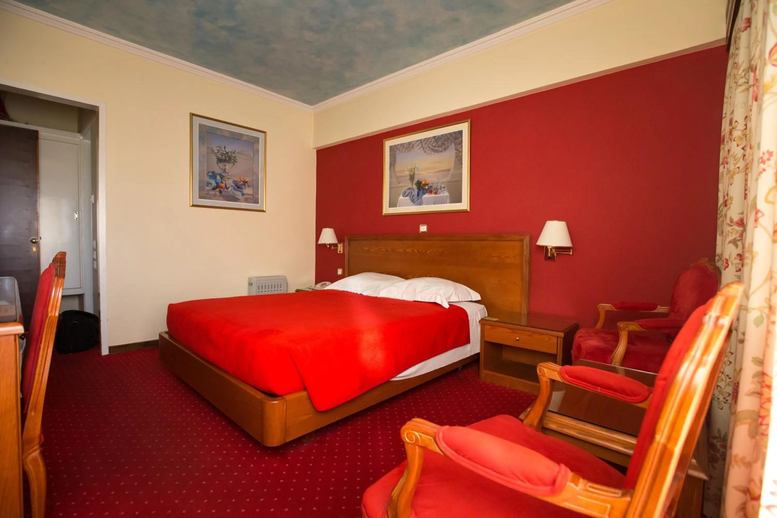 Photo of the whole room, Bed in Grand Hotel