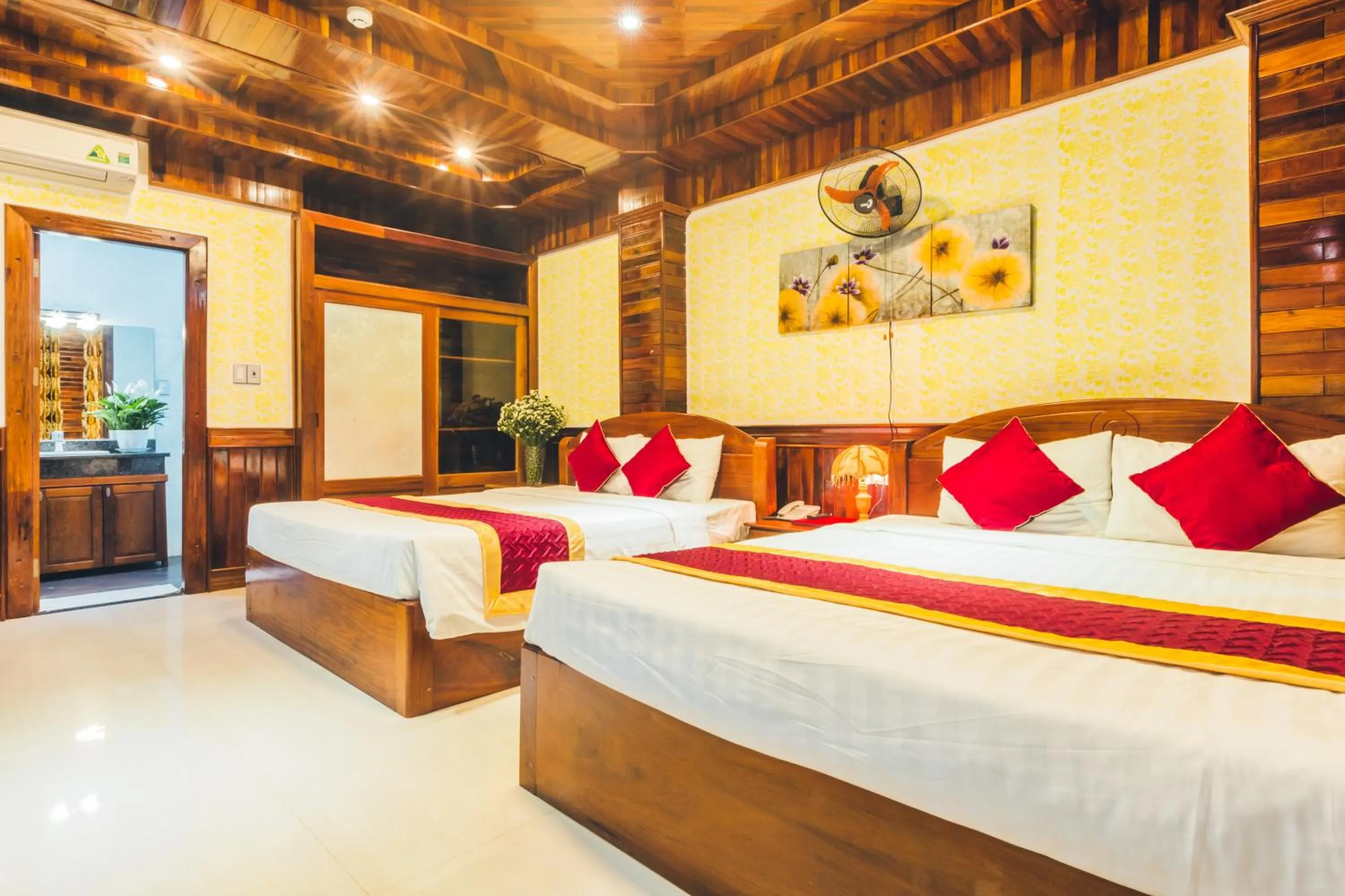 Photo of the whole room, Bed in San San Hotel Da Nang