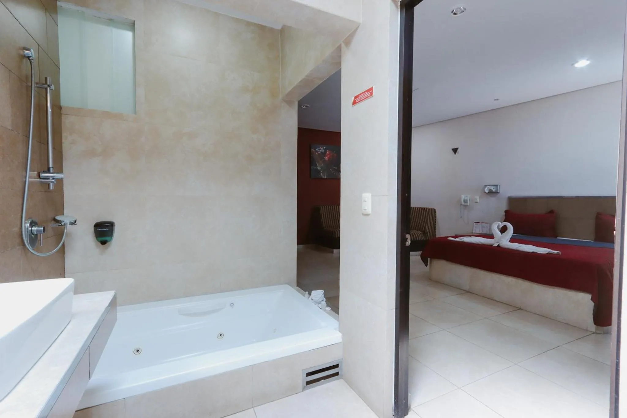 Hot Tub, Bed in Auto Hotel Las Maravillas