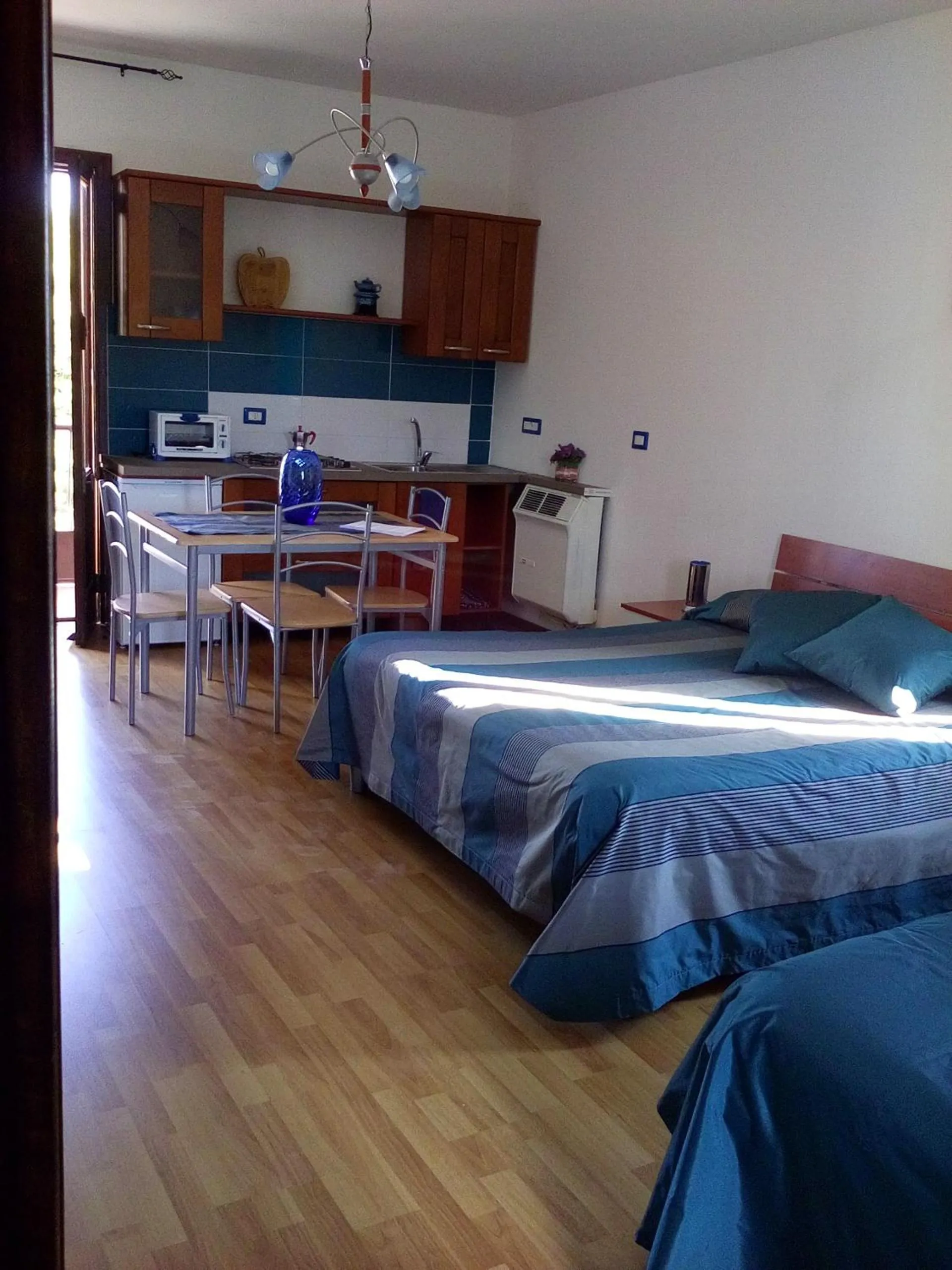 Kitchen or kitchenette, Bed in La Meridiana Bed & Bike